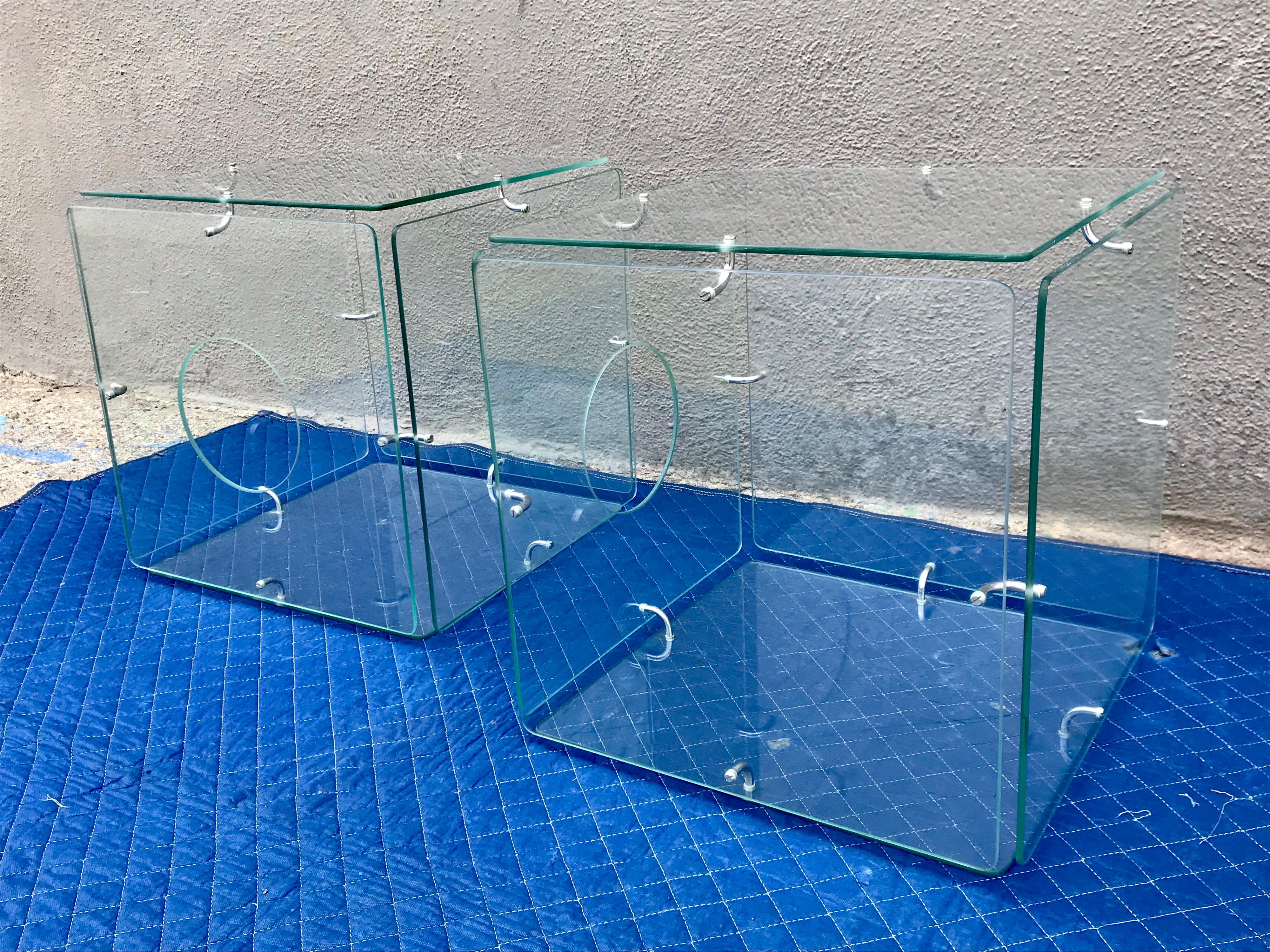 Beistelltische aus Glas mit Würfeln Gerald McCabe im Angebot 4