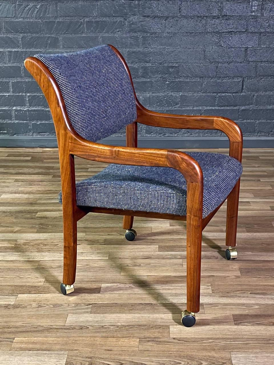 Zustand: Original Vintage By Zustand 
MATERIALIEN: Shedua-Holz, Original Tweed-Stoff

Moderner Bürosessel aus der Jahrhundertmitte, entworfen von Gerald McCabe für Orange Crate Modern, hergestellt in den Vereinigten Staaten in den 1970er Jahren.