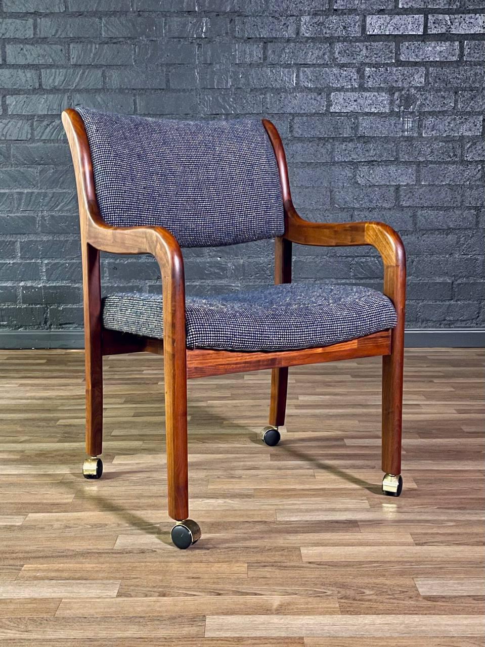 Gerald McCabe Büro-Schreibsessel für Orange Crate Modern (Moderne der Mitte des Jahrhunderts) im Angebot