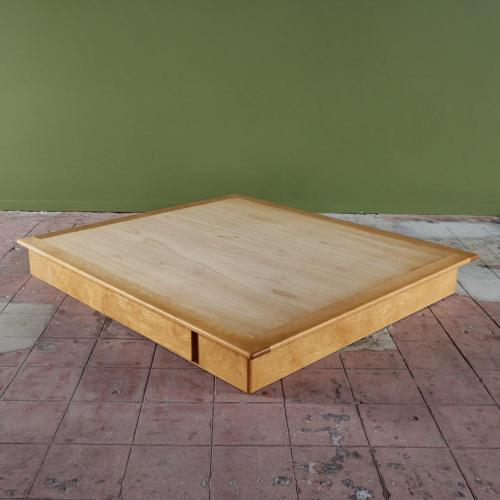 Ein großzügig bemessenes Plattformbett des kalifornischen Designers und Holzarbeiters Gerald McCabe für sein Unternehmen Eon Furniture. Dieses Exemplar ist aus massivem Ahornholz gefertigt und verfügt über zwei Schubladen an beiden Seiten des