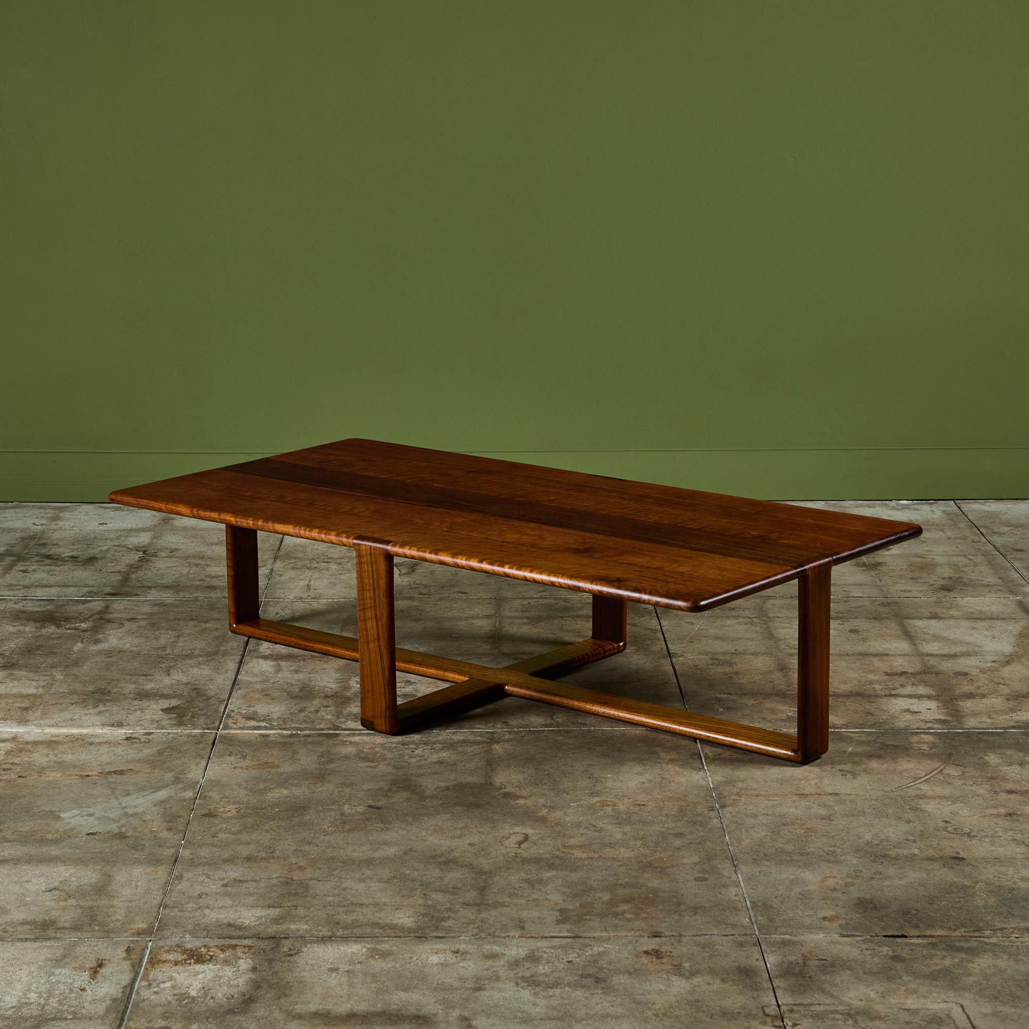 Ein amerikanischer Couchtisch, ca. 1970er Jahre, von Gerald McCabe für Eon Furniture. Die Größe des Werks ist beeindruckend: Es hat einen Durchmesser von fünf Fuß. Es ist aus wunderschönem massivem Shedua-Holz und abgerundeten Kastenverbindungen