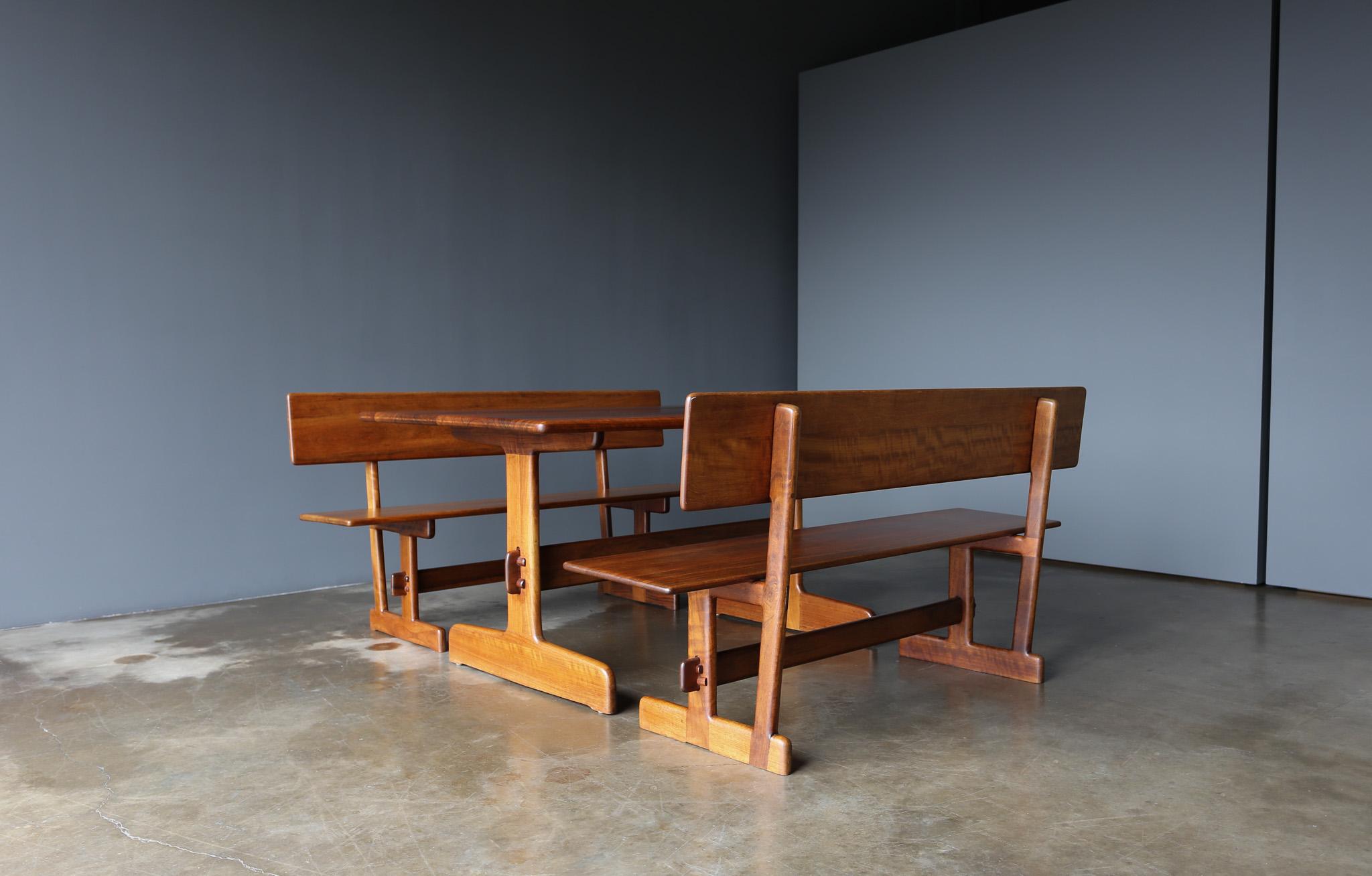 Gerald McCabe Shedua Trestle Dining Table & Benches for Orange Crate Modern.  Santa Monica, Californie, c.C. 1980.  
Les fabricants se retrouvent en bas du tableau.  L'un des bancs est signé à la main en bas.  Magnifique bois de shedua dans toute la
