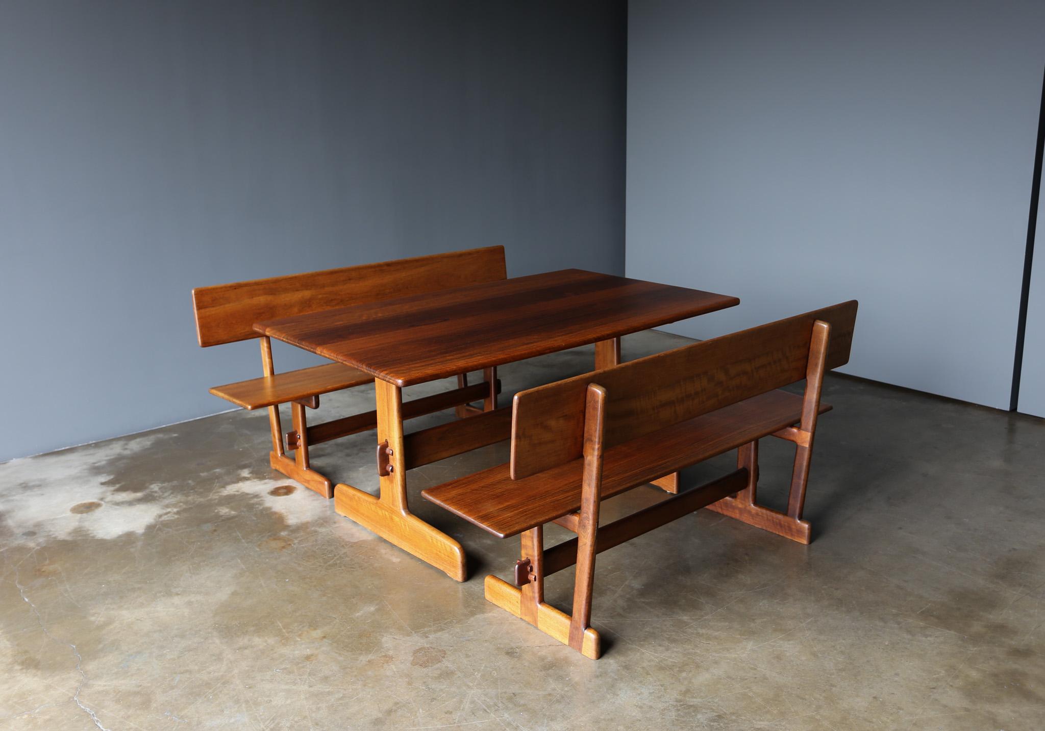 Gerald McCabe Shedua Trestle Dining Table & Benches, c.1980 In Good Condition For Sale In Costa Mesa, CA