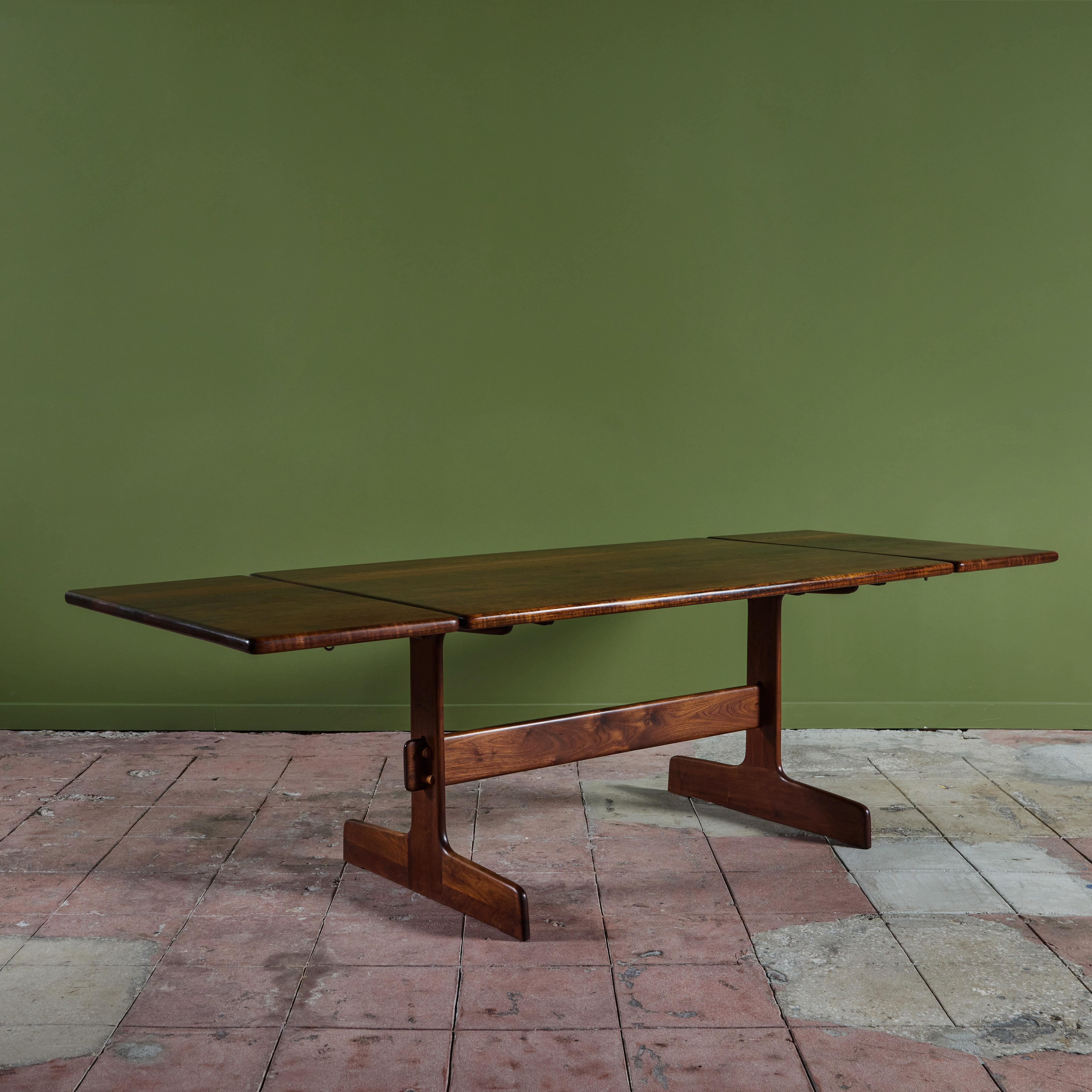Table de salle à manger en bois Shedua du designer américain Gerald McCabe pour Eon Furniture, c.C. années 1970. La table en bois massif possède deux allonges qui se fixent à chaque extrémité de la table.
La table est superbement assortie aux bancs