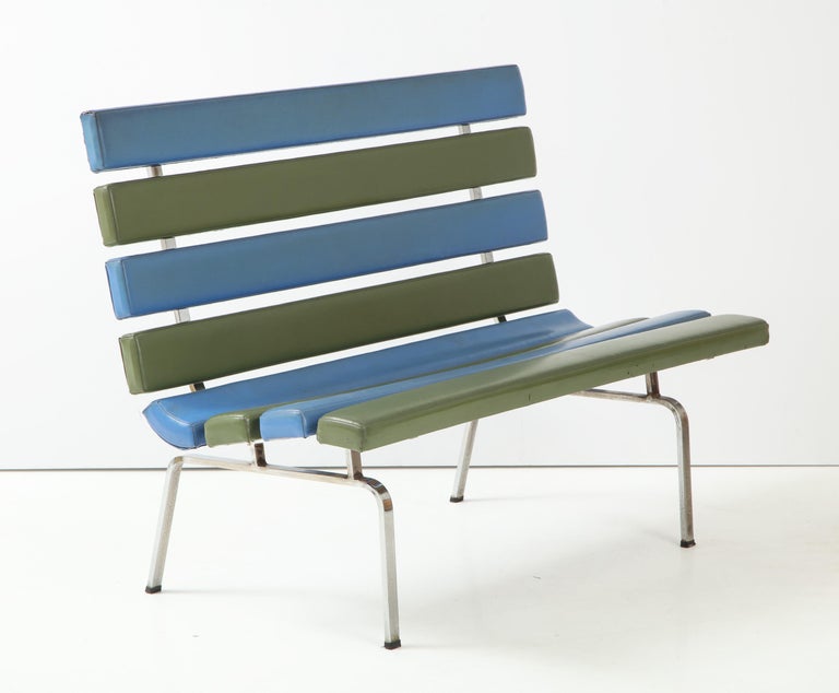 Rare slatted settee on chromed steel base designed by Gerald McCabe and produced in California by Pacific Furniture, circa 1965. Sort of Marshmallow sofa meets park bench. In its original blue and green vinyl. Ref: 