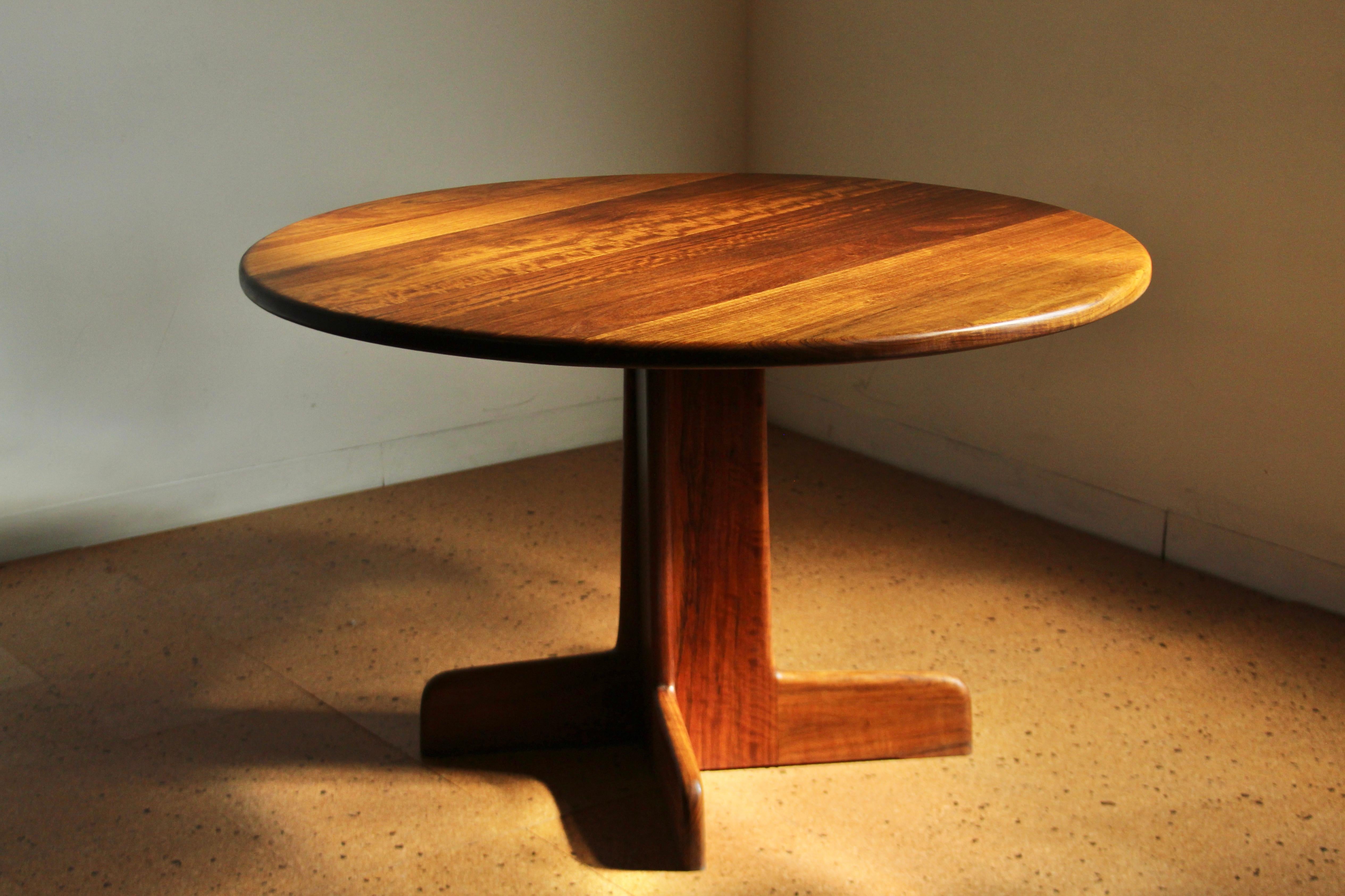 Un très beau guéridon en Shedua (noyer africain) massif, conçu par l'ébéniste californien Gerald McCabe pour Orange Crate Modern, vers les années 1970. Cette table moderne et organique bénéficie d'une construction de premier ordre, d'une menuiserie
