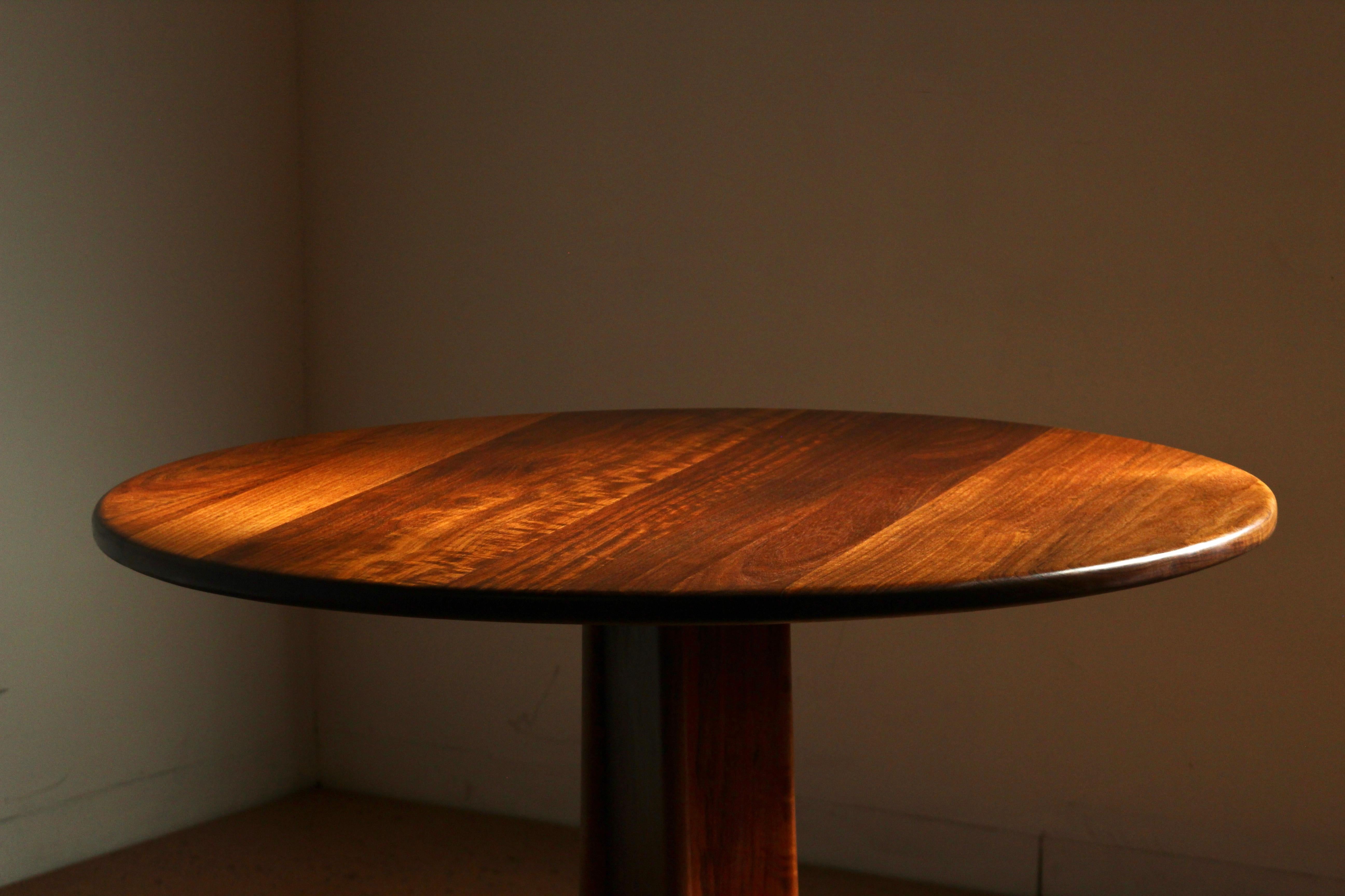 Organique Table de salle à manger à piédestal Gerald McCabe en Shedua massif American Studio Craft, années 1970 en vente