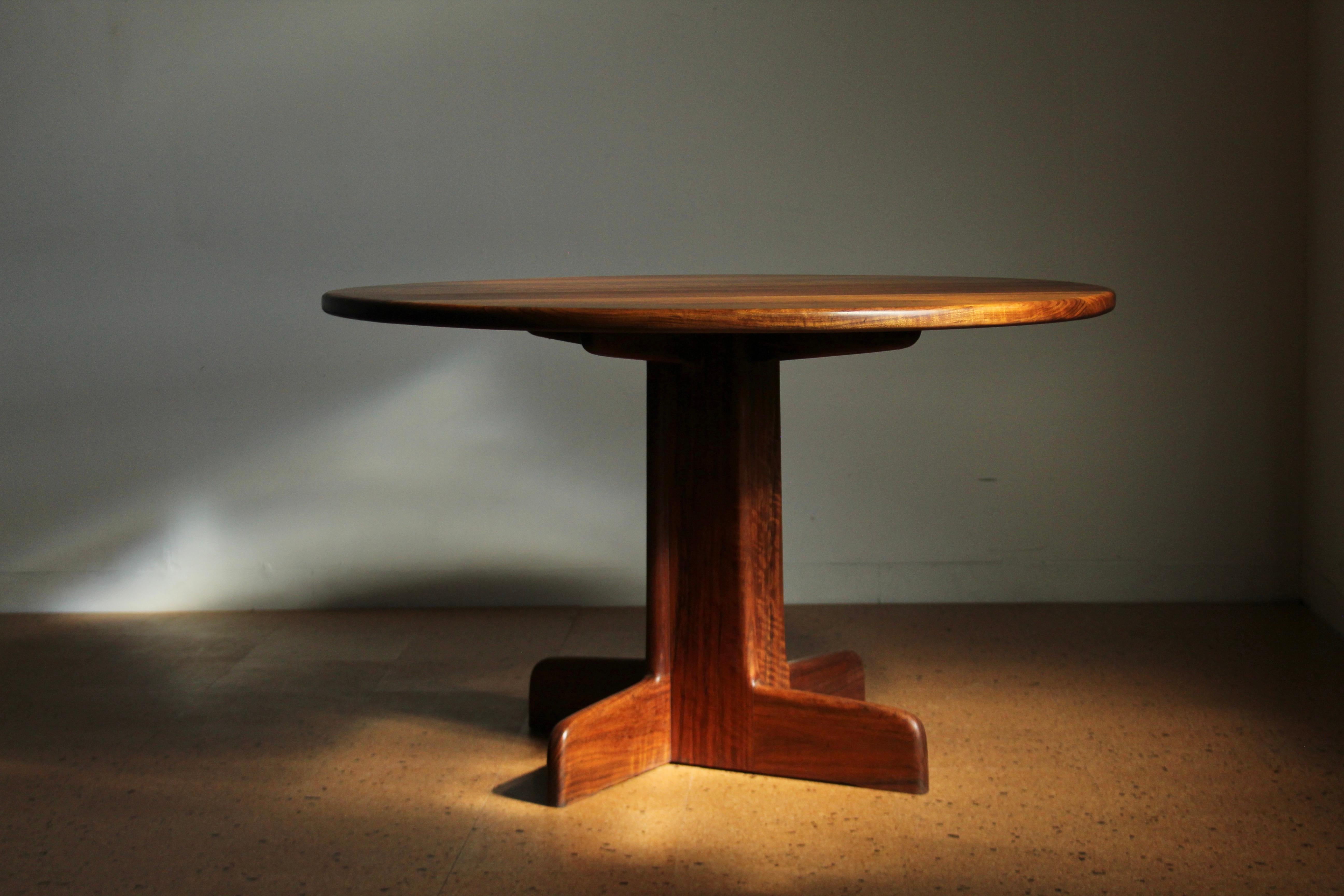 Américain Table de salle à manger à piédestal Gerald McCabe en Shedua massif American Studio Craft, années 1970 en vente