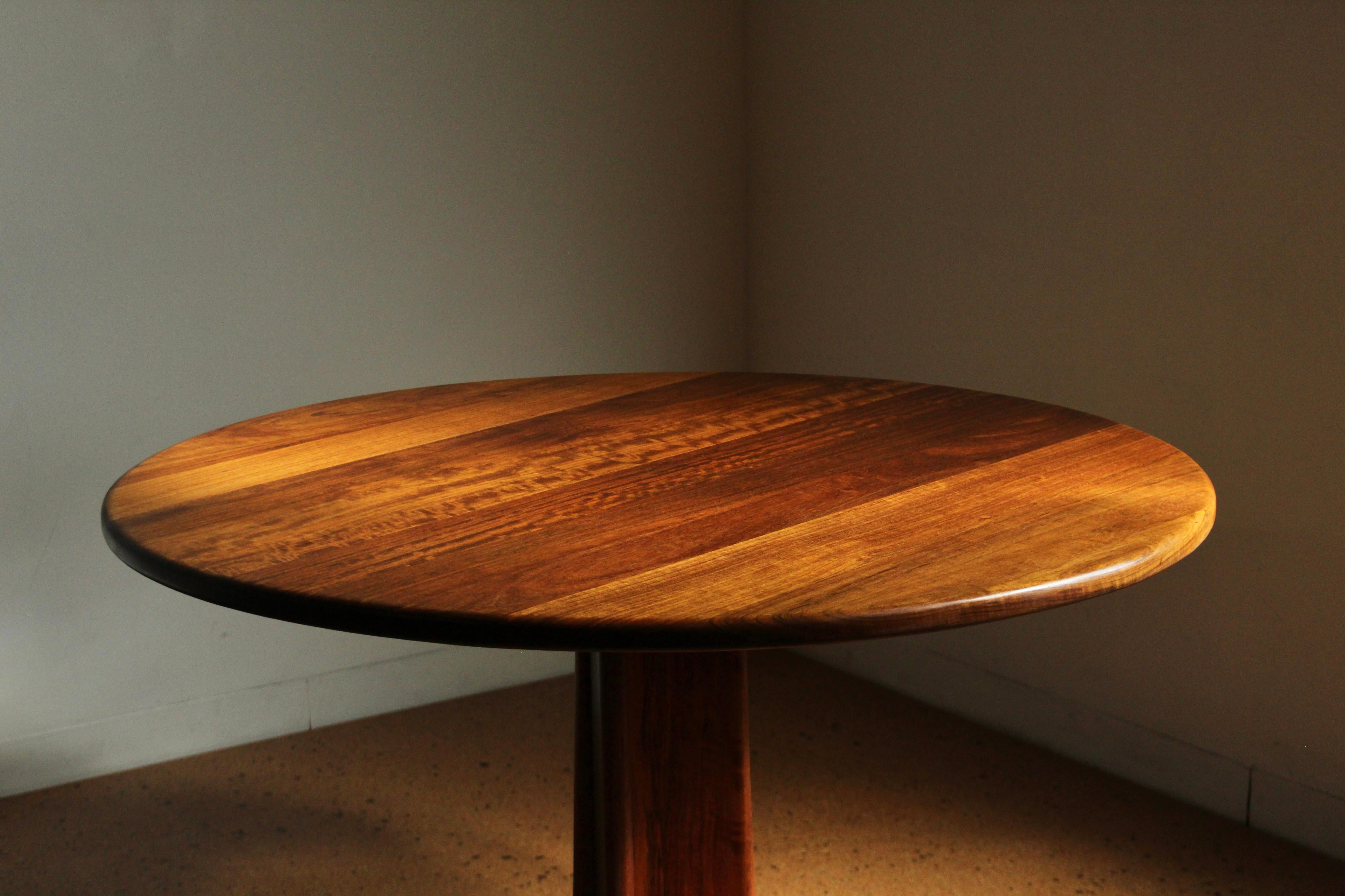 Fin du 20e siècle Table de salle à manger à piédestal Gerald McCabe en Shedua massif American Studio Craft, années 1970 en vente