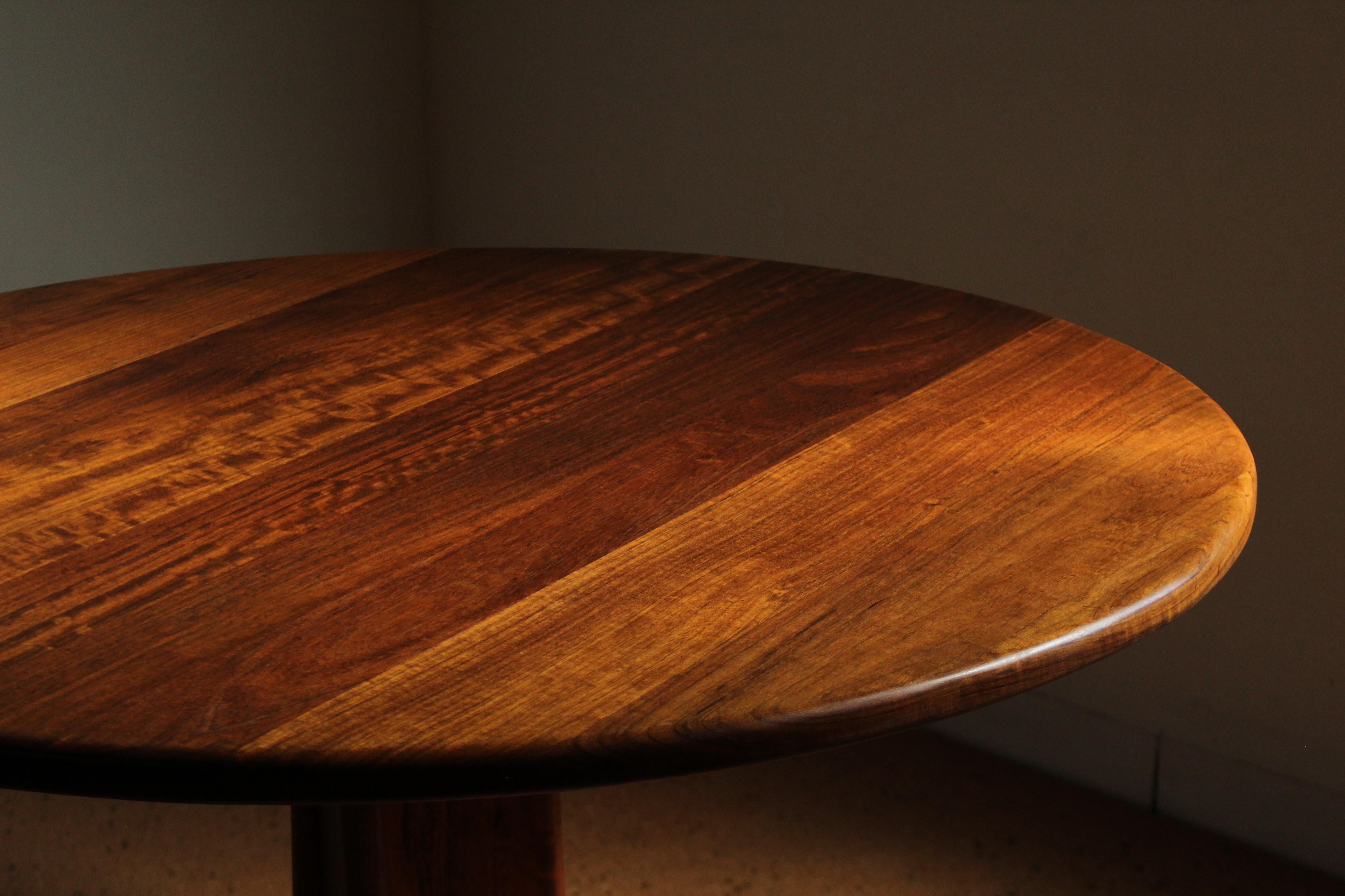 Noyer Table de salle à manger à piédestal Gerald McCabe en Shedua massif American Studio Craft, années 1970 en vente