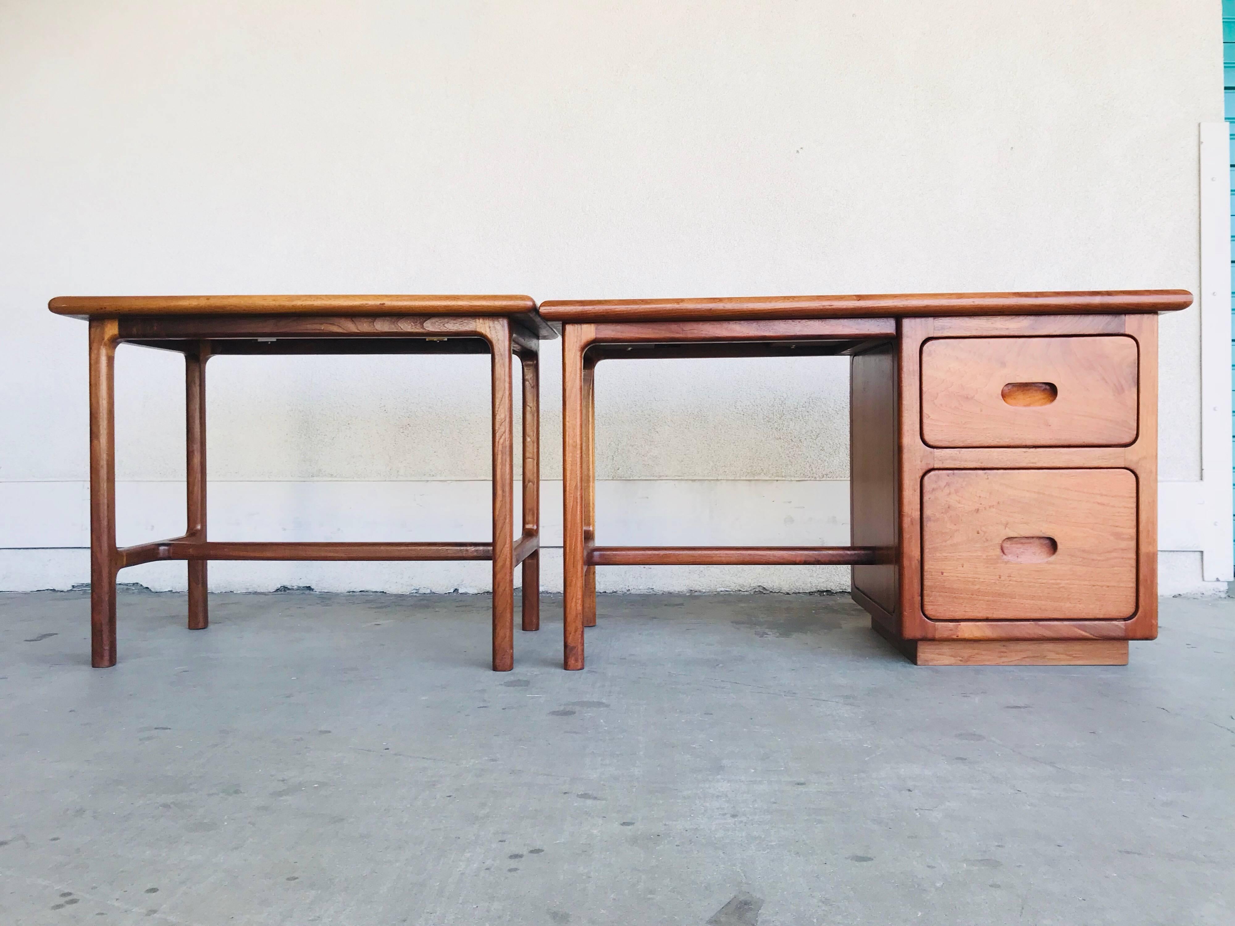 A nice California design set.
Made of solid shedua wood (African walnut).
It's in the original condition with minute ware and patina.
The table is 35