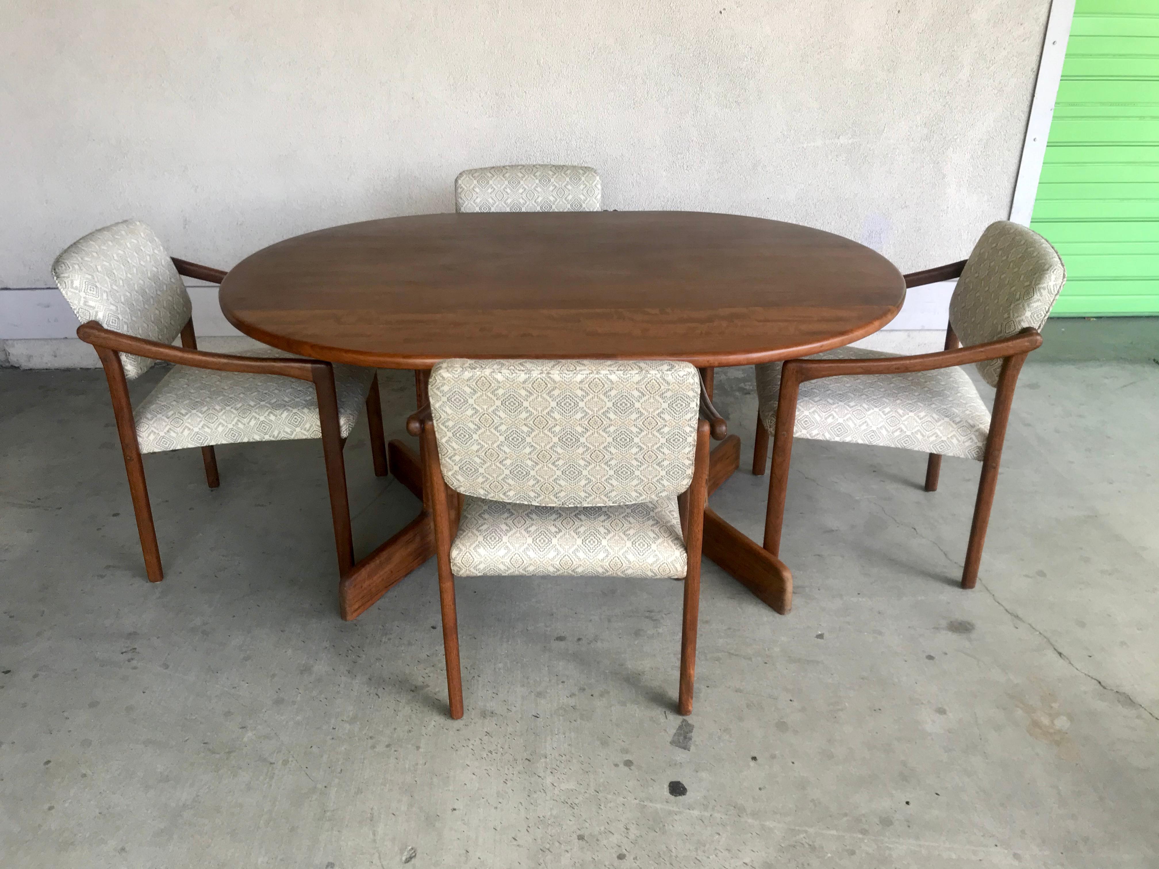 Bois Table de salle à manger + quatre chaises Gerald McCabe en vente