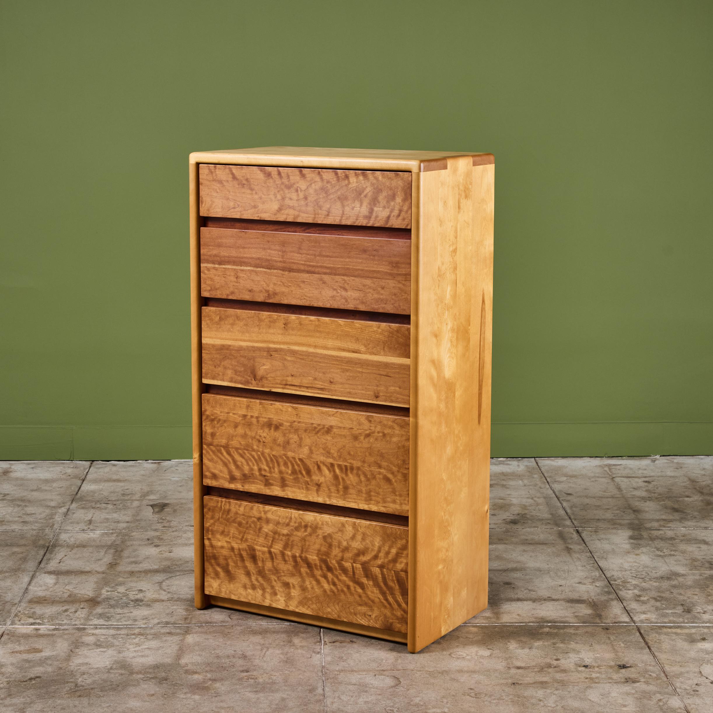Cómoda alta de Gerald McCabe para Eon Furniture, c.1997, EE.UU. La cómoda de arce presenta suaves cantos redondeados con detalles de ensamblaje de dedos en los bordes. Los cinco cajones de frente plano tienen frentes de arce. Firmado por Gerald