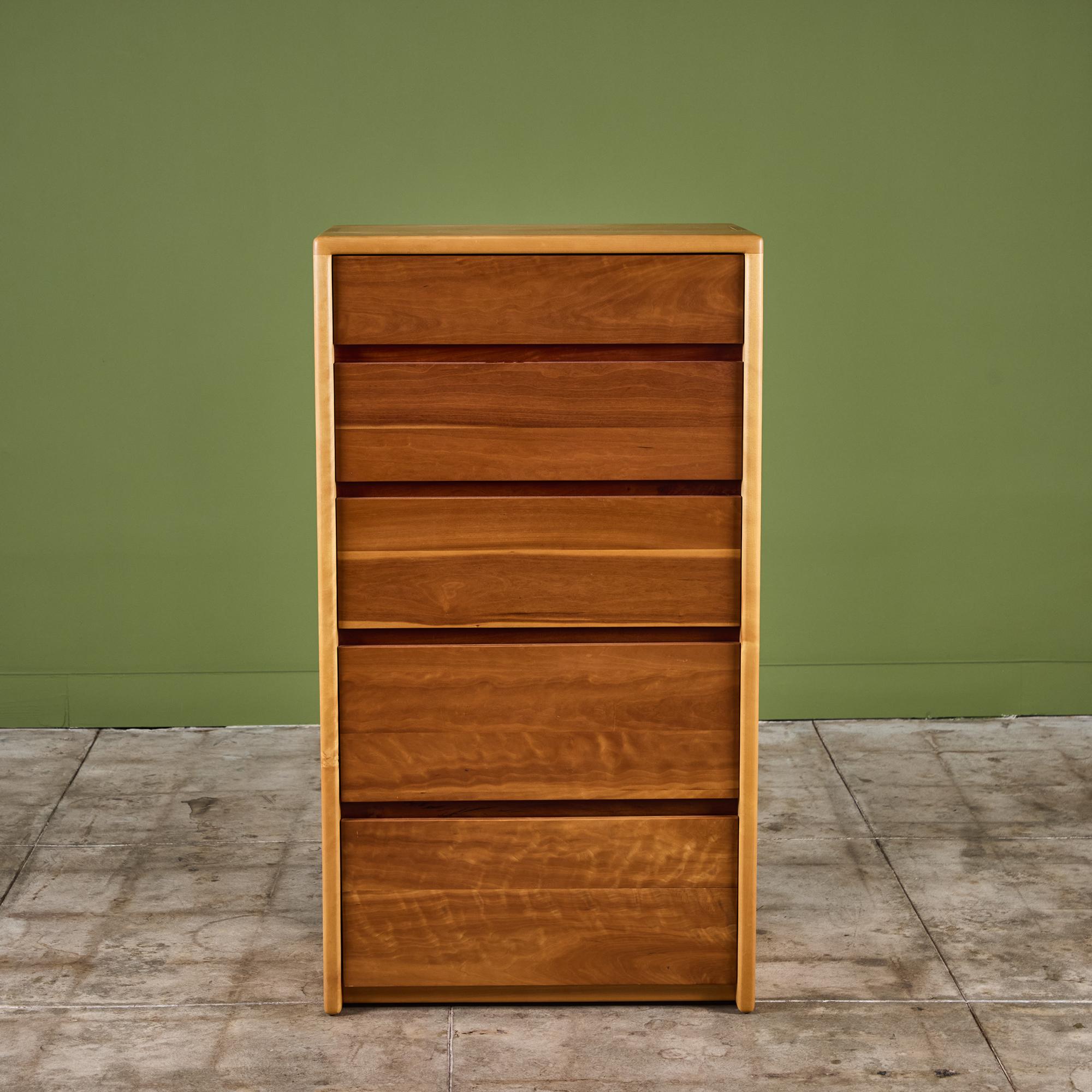 Cómoda alta Gerald McCabe para Eon Furniture Estadounidense