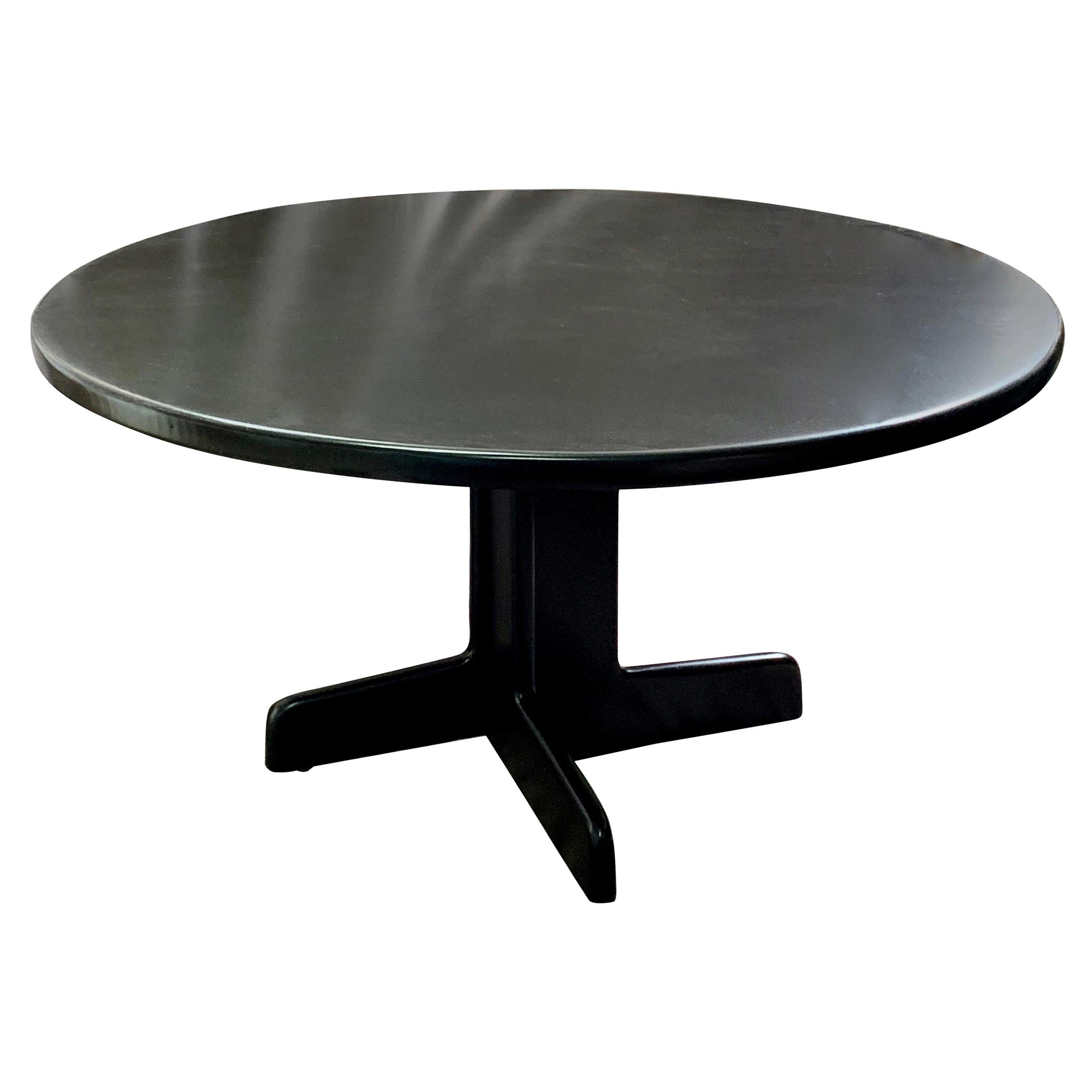 Mesa de comedor de pedestal Gerald McCabe acabado nogal en venta