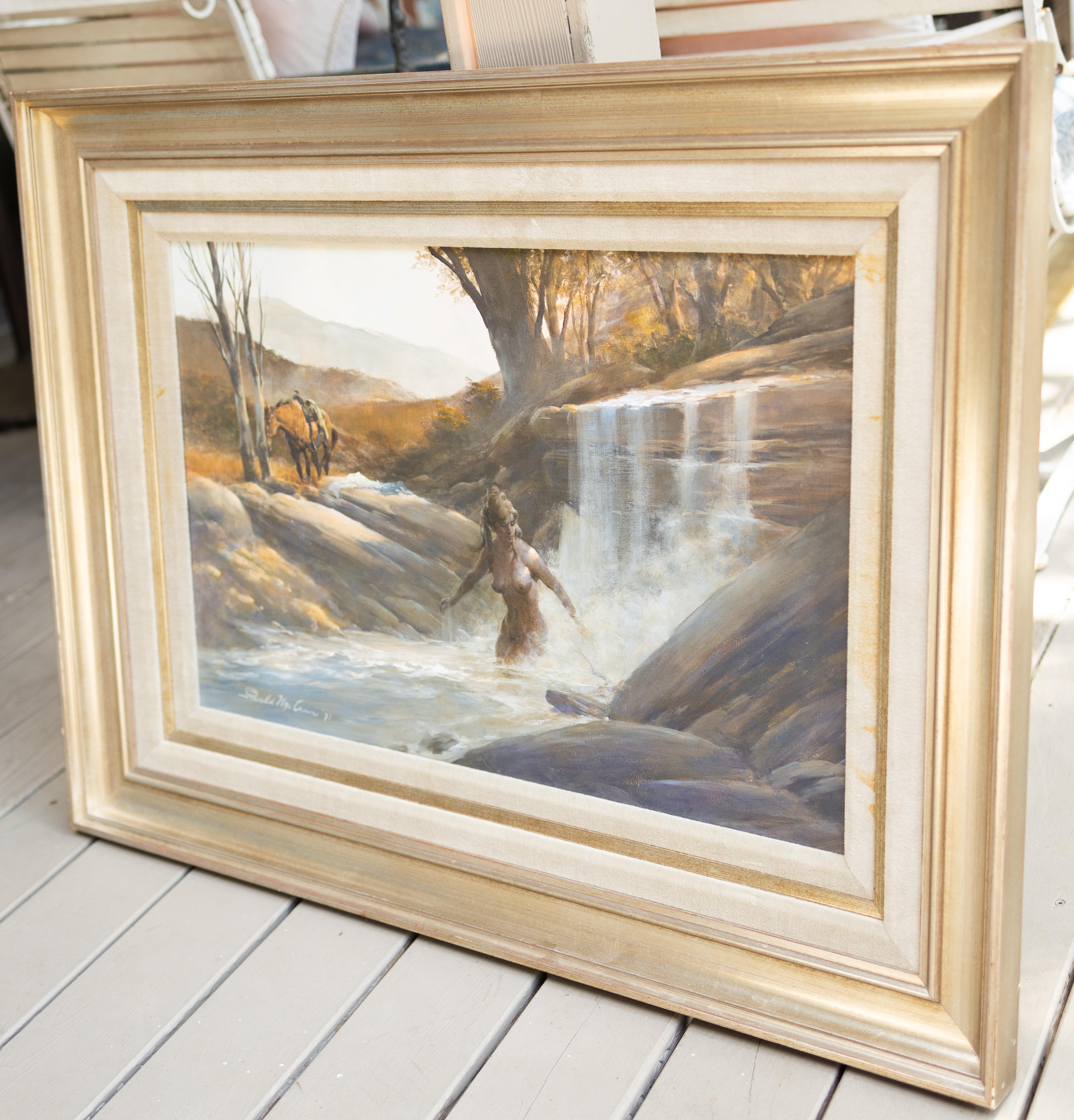 Diese romantische Westernszene zeigt eine einsame nackte Frau, die in einem natürlichen Bach mit einem Wasserfall badet.  Ihr Pferd wartet auf der Wiese im Hintergrund, beleuchtet von der Abendsonne. Gerald McCanns Stil ist sehr erzählerisch und