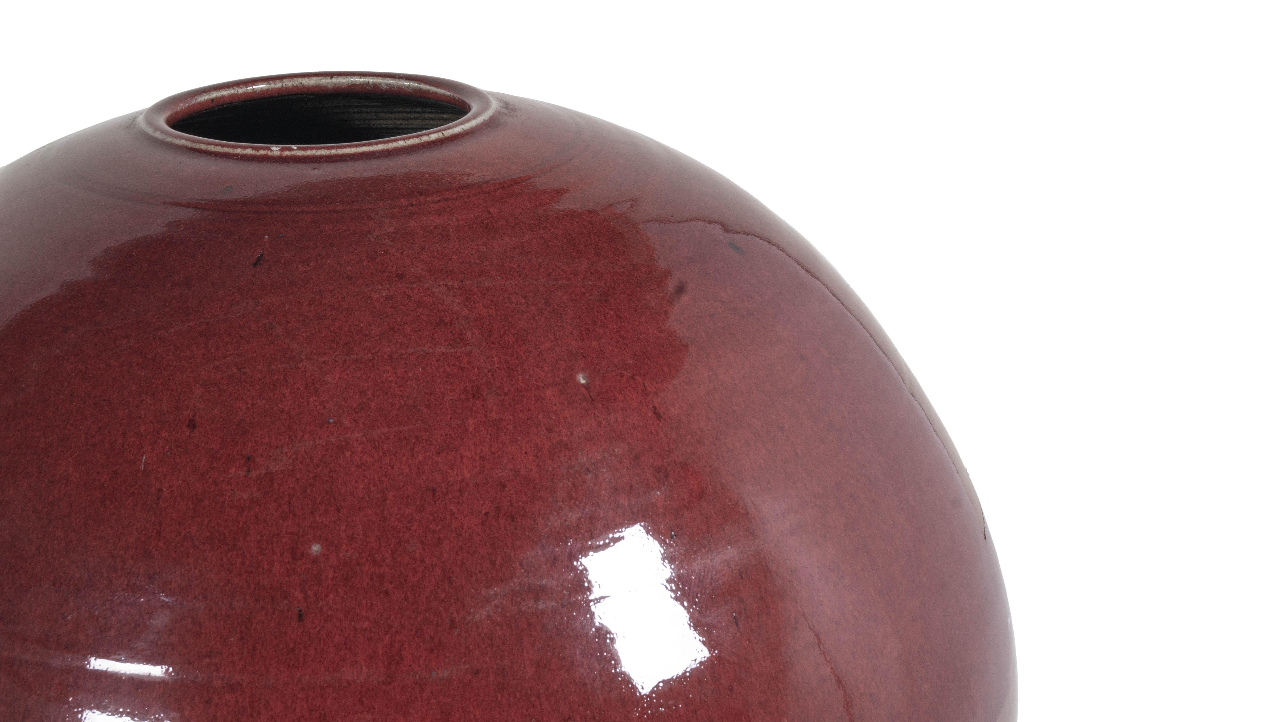 Mid-Century Modern Vase monumental rouge émaillé Gerald Newcomb  en vente