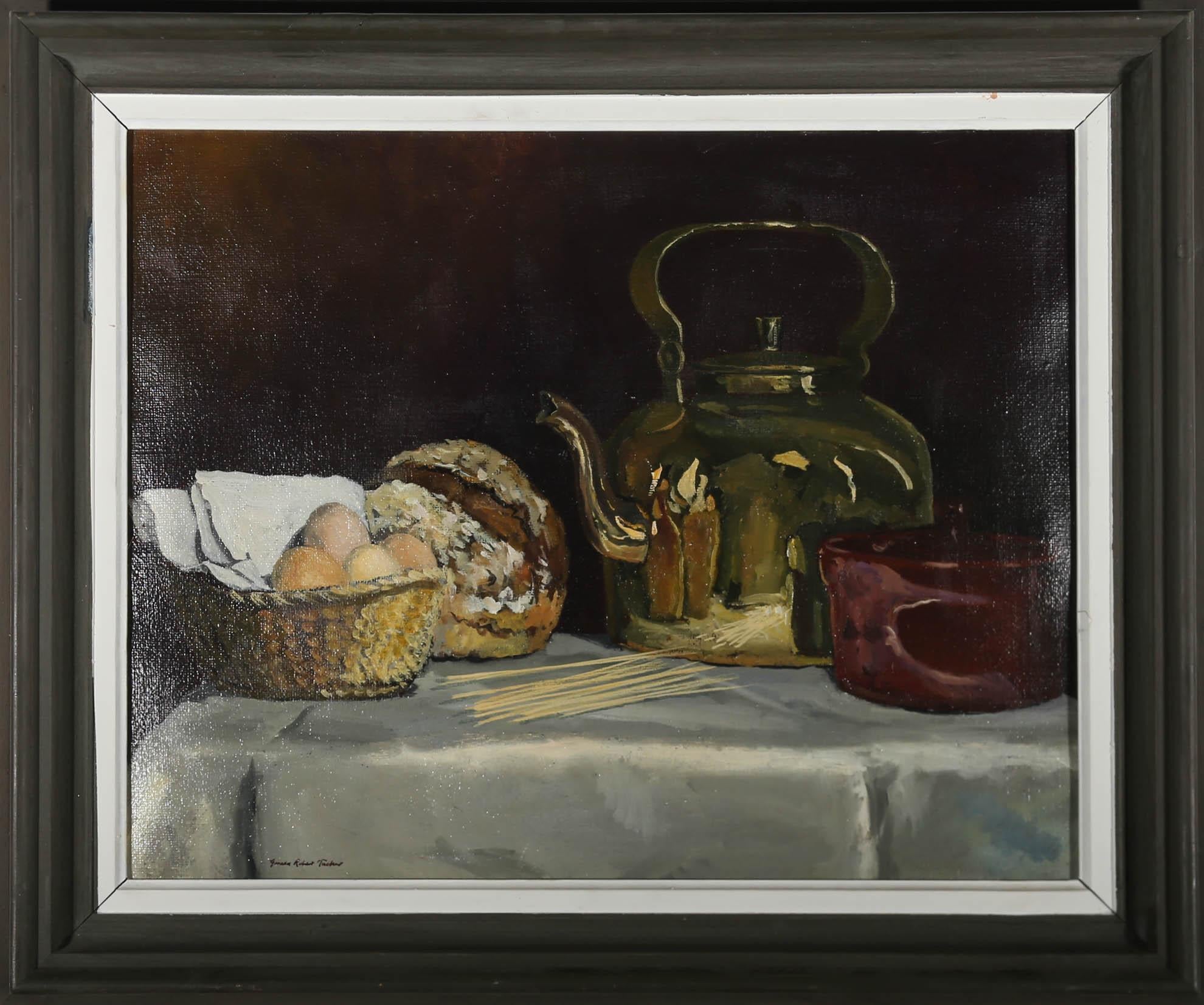 Une charmante pièce du milieu du siècle dernier représentant une bouilloire en cuivre et du pain frais placés dans un intérieur sombre. L'artiste met fortement l'accent sur la lumière dans la scène, les reflets dans les surfaces métalliques se