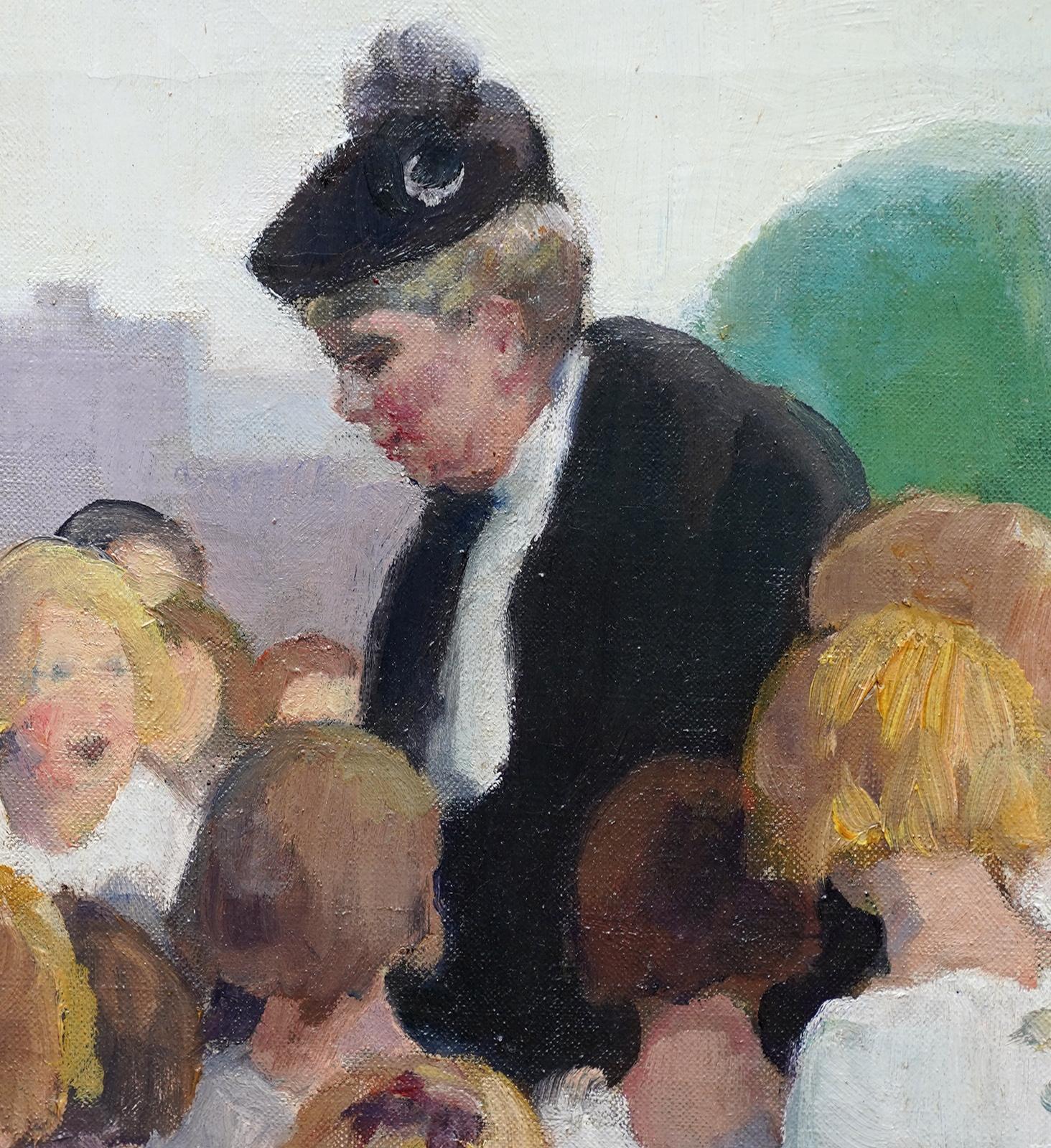 Cette charmante peinture à l'huile britannique post-impressionniste est l'œuvre du célèbre artiste Gerald Spencer Pryse. Peint vers 1910, ce tableau représente la reine Marie saluant un grand groupe d'écoliers. Les enfants et la Reine sont au