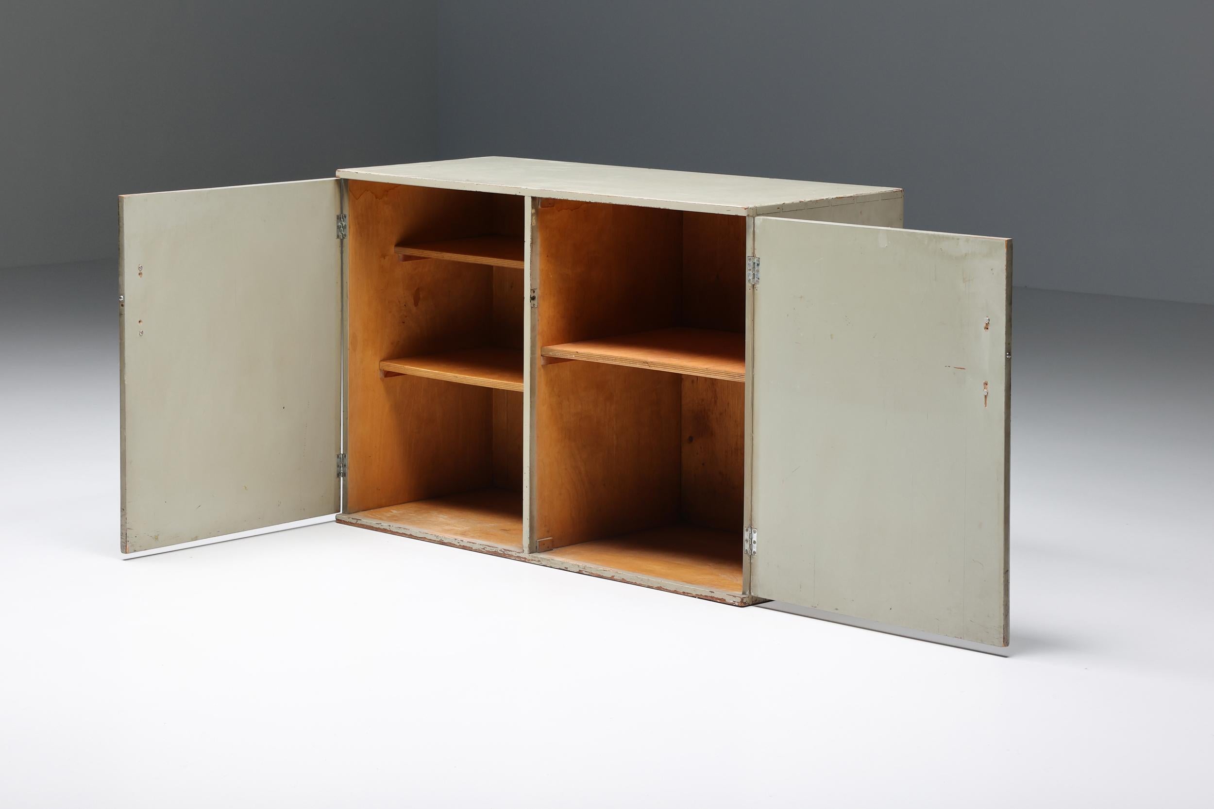 Gerald Summers; Sideboard; Mid-Century Modern; Holz; Aufbewahrungsmöbel; britisches Design; Sperrholz; 

Mid-Century Modern Sideboard mit drei Holzregalen, entworfen von Gerald Summers. Der britische Möbeldesigner wurde mit seinem Entwurf für den