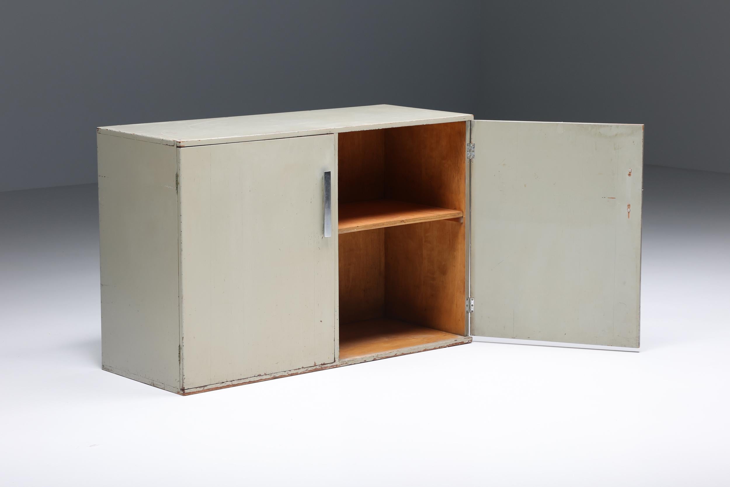 Modernistisches Sideboard von Gerald Summers, grau lackiertes Holz, 1930er Jahre im Zustand „Hervorragend“ im Angebot in Antwerp, BE
