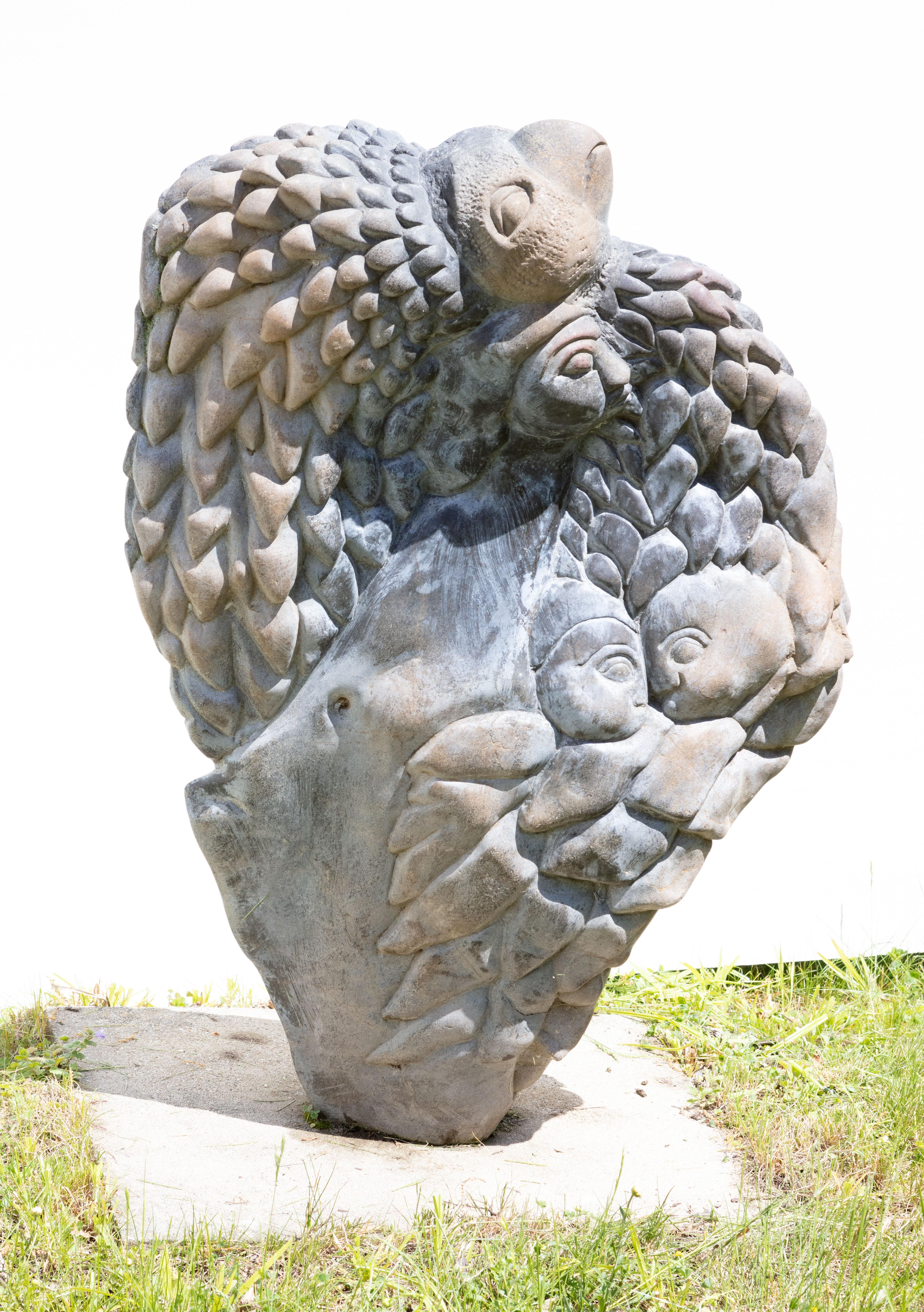 Afrikanische Steinskulptur Vögel Tiere Familie Mutter Kinder Outdoors Geschwister – Art von Gerald Takawira