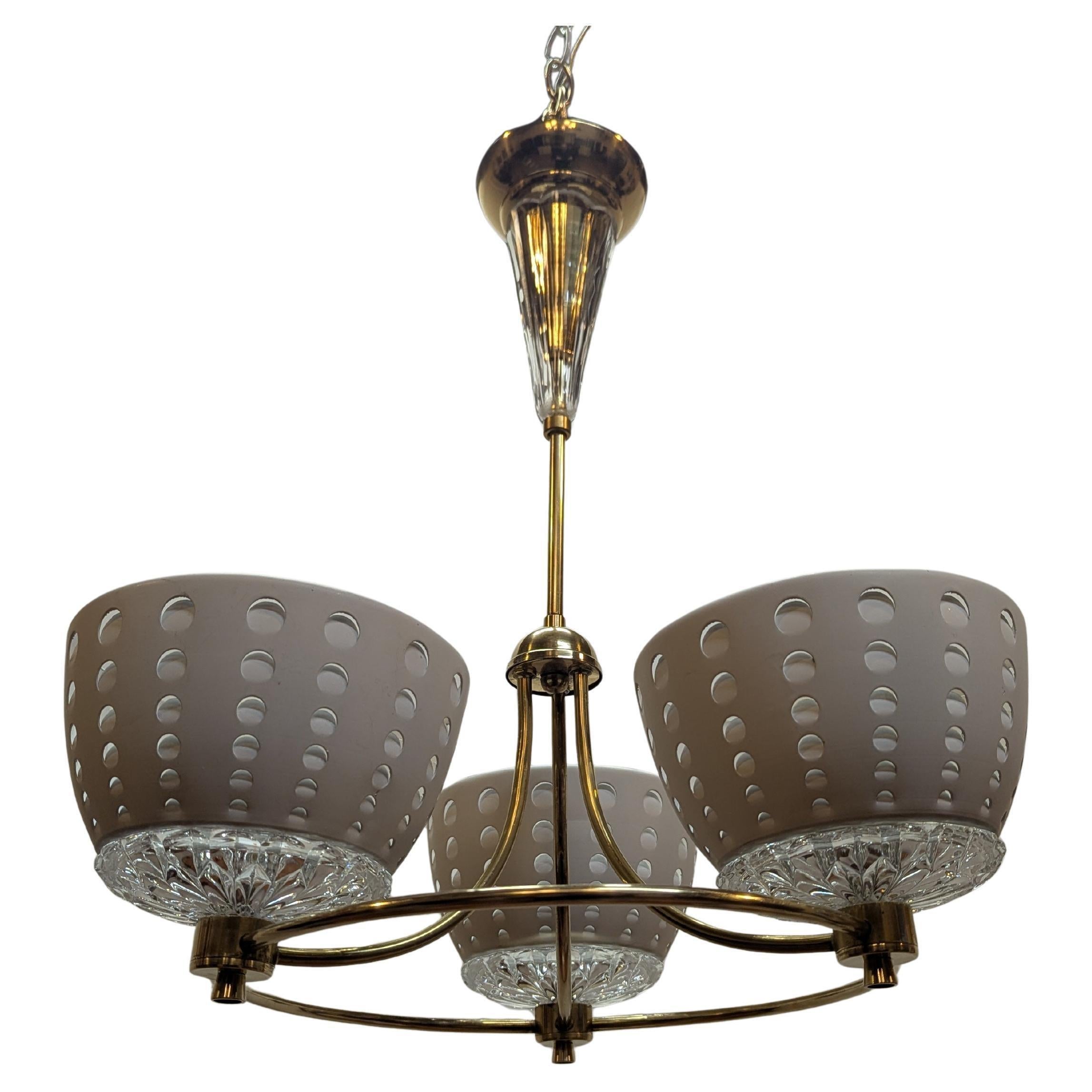 Lampadario in ottone e vetro di Gerald Thurston per Lightolier.   Raccolto in Francia, questo bellissimo lampadario elegante è stato disegnato da Gerald Thurston per Lightolier.  Questo lampadario si illumina brillantemente attraverso i diffusori a