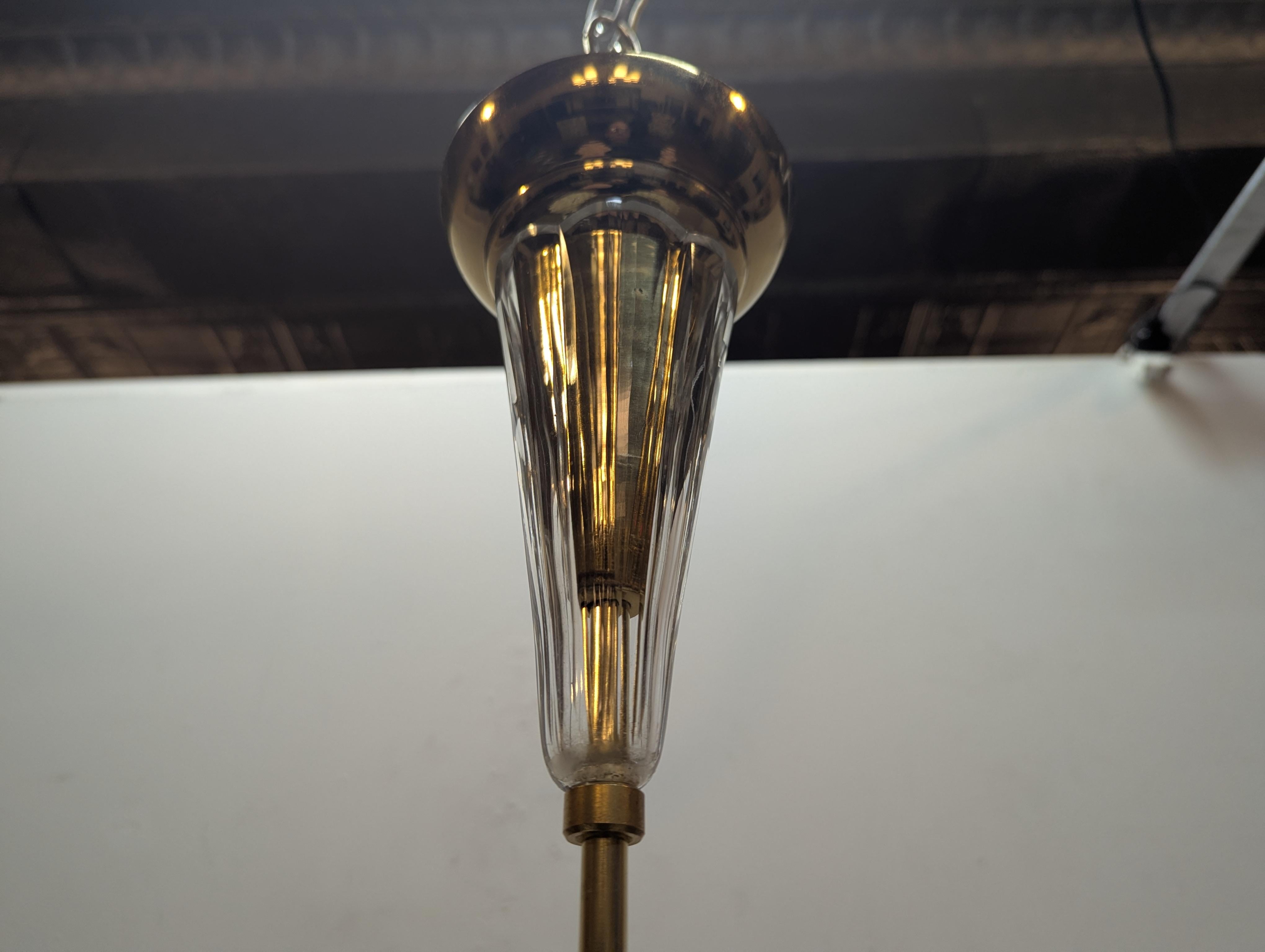 Francese Gerald Thurston Lampadario a sospensione in ottone e cristallo Lightolier in vendita