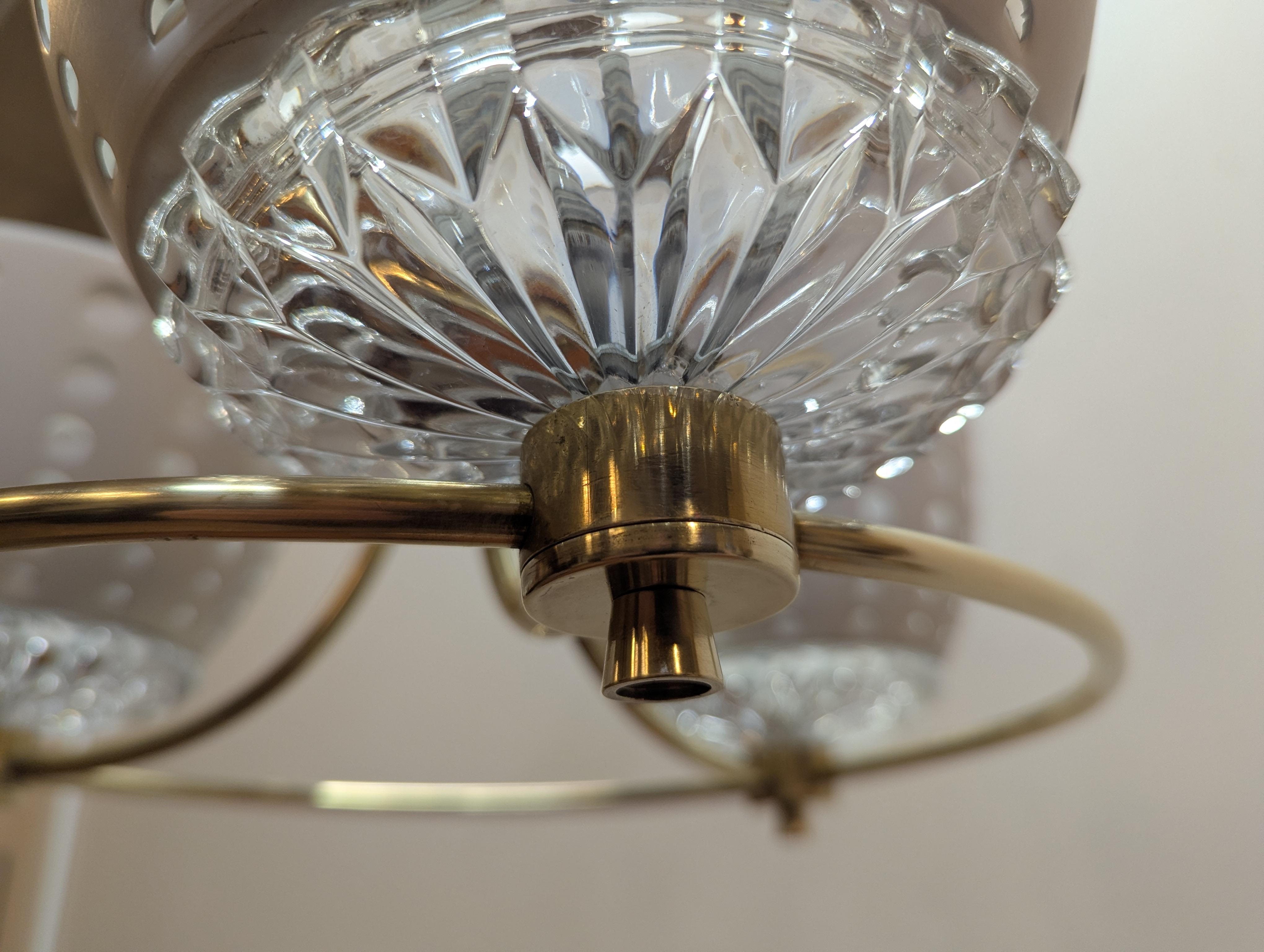 Gerald Thurston Lampadario a sospensione in ottone e cristallo Lightolier In condizioni buone in vendita a New York, NY