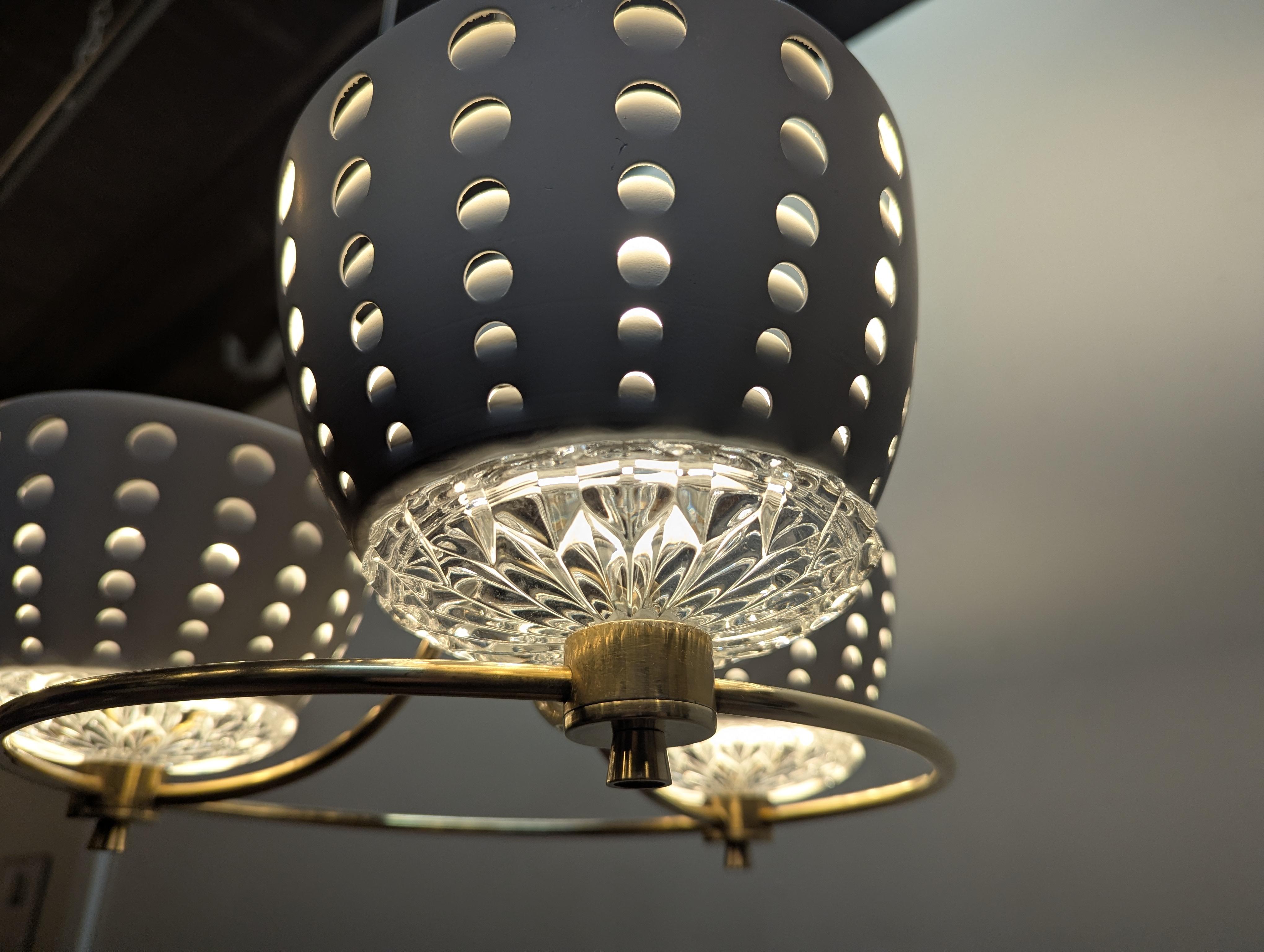 Gerald Thurston Lampadario a sospensione in ottone e cristallo Lightolier in vendita 2