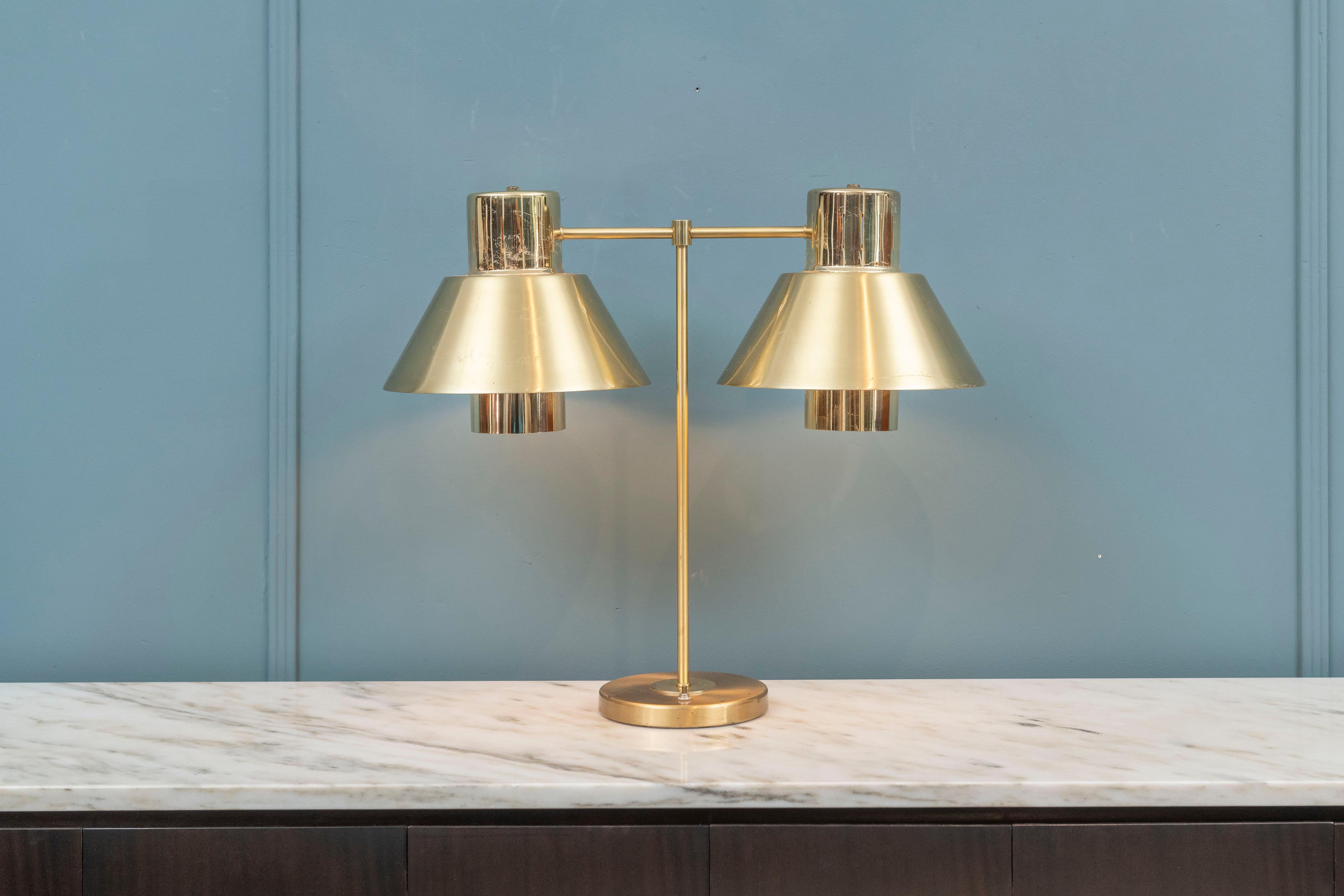 Gerald Thurston brass double shade table lamp for Lightolier, U.S.A. Reminiscent of a bankers counter or desk lamp impressive scale with double light sockets and signs of use and wear. Ready to install.