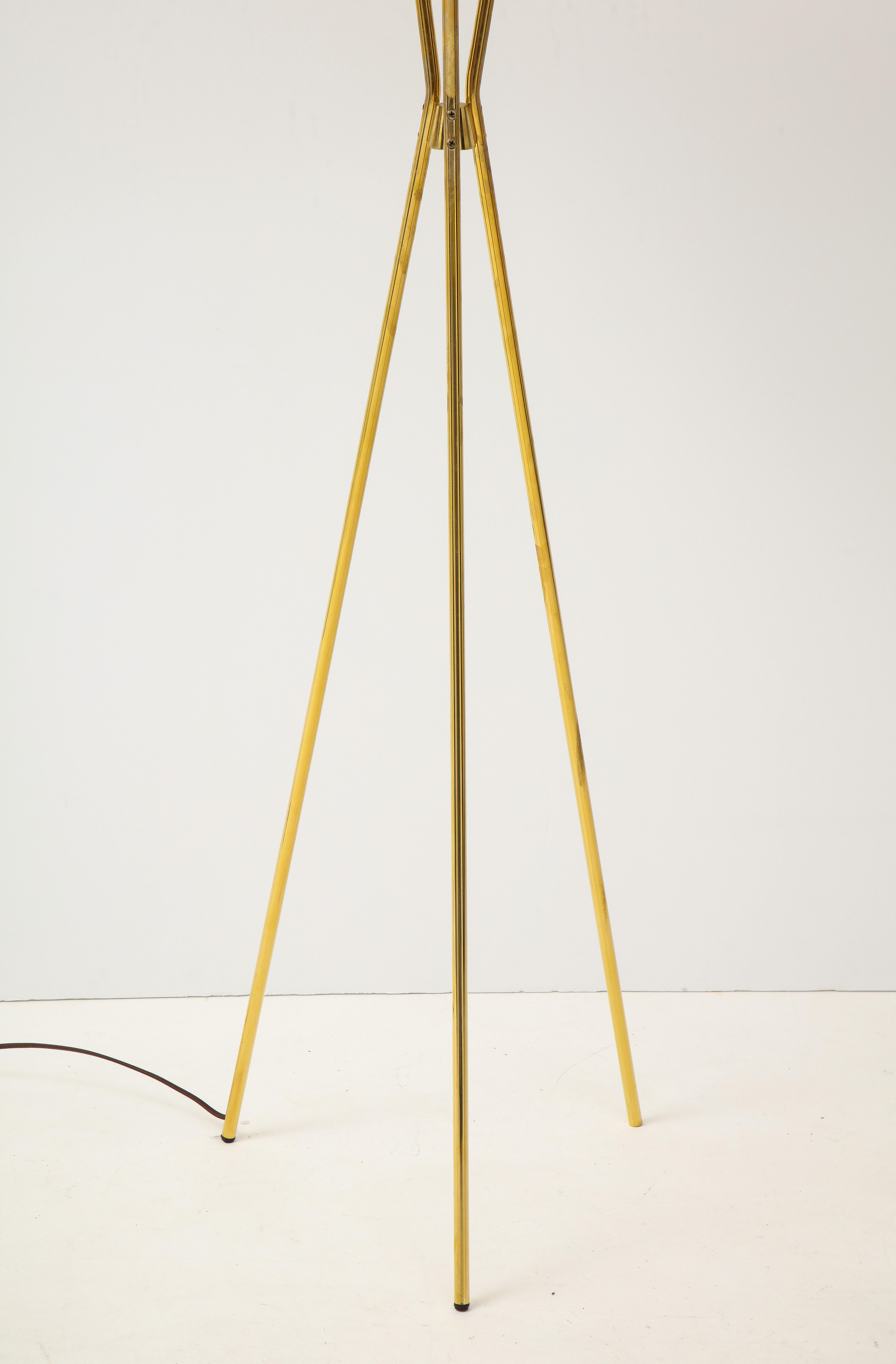 Americano Lampada da terra a tre baccelli in ottone Gerald Thurston in vendita