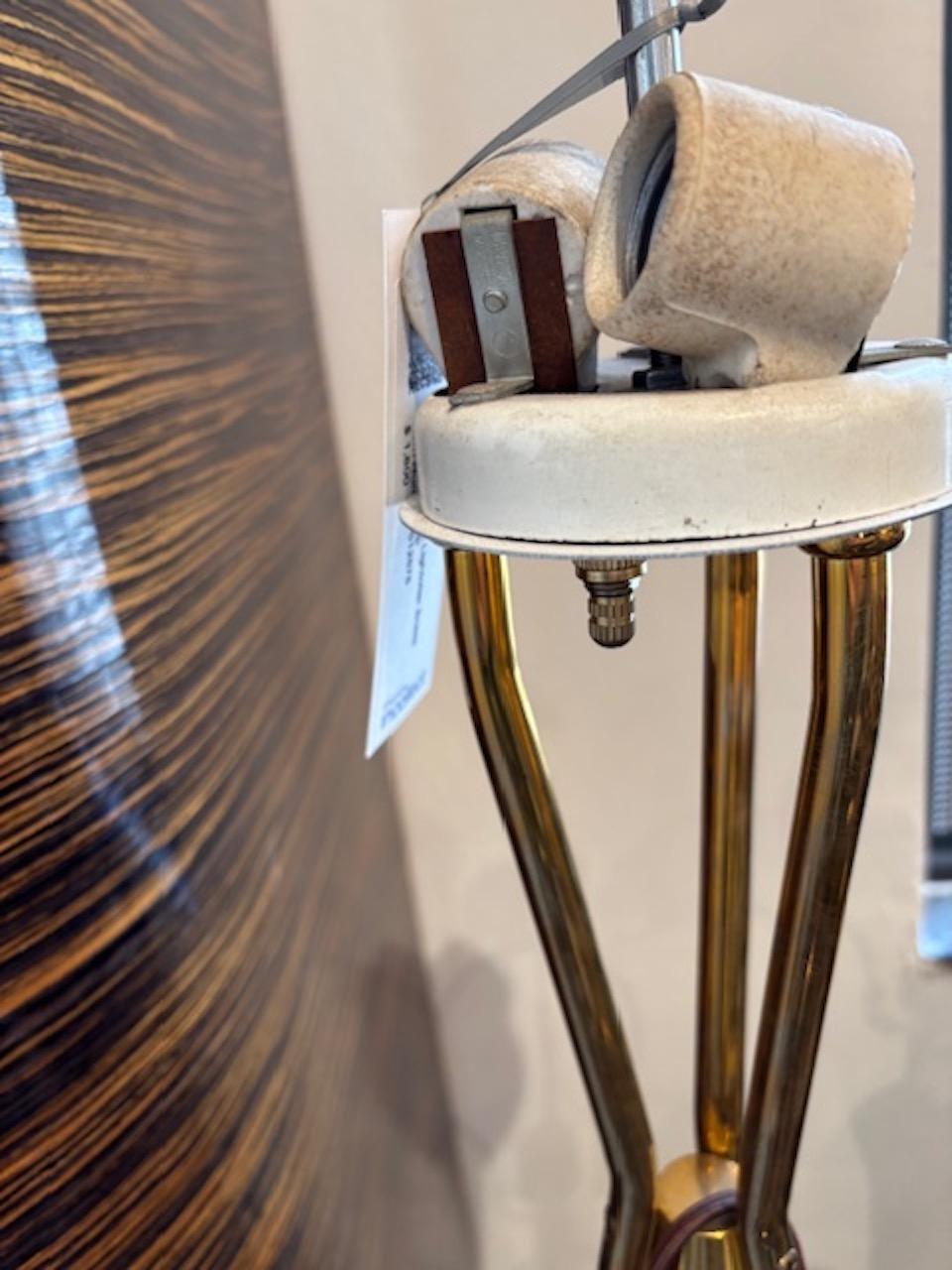 Laiton Lampadaire Tri Pod en laiton Gerald Thurston en vente