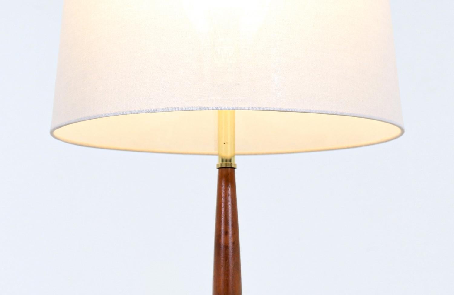 Américain Expert en restauration - Gerald Thurston Lampe de table à trépied en laiton avec accents en noyer en vente