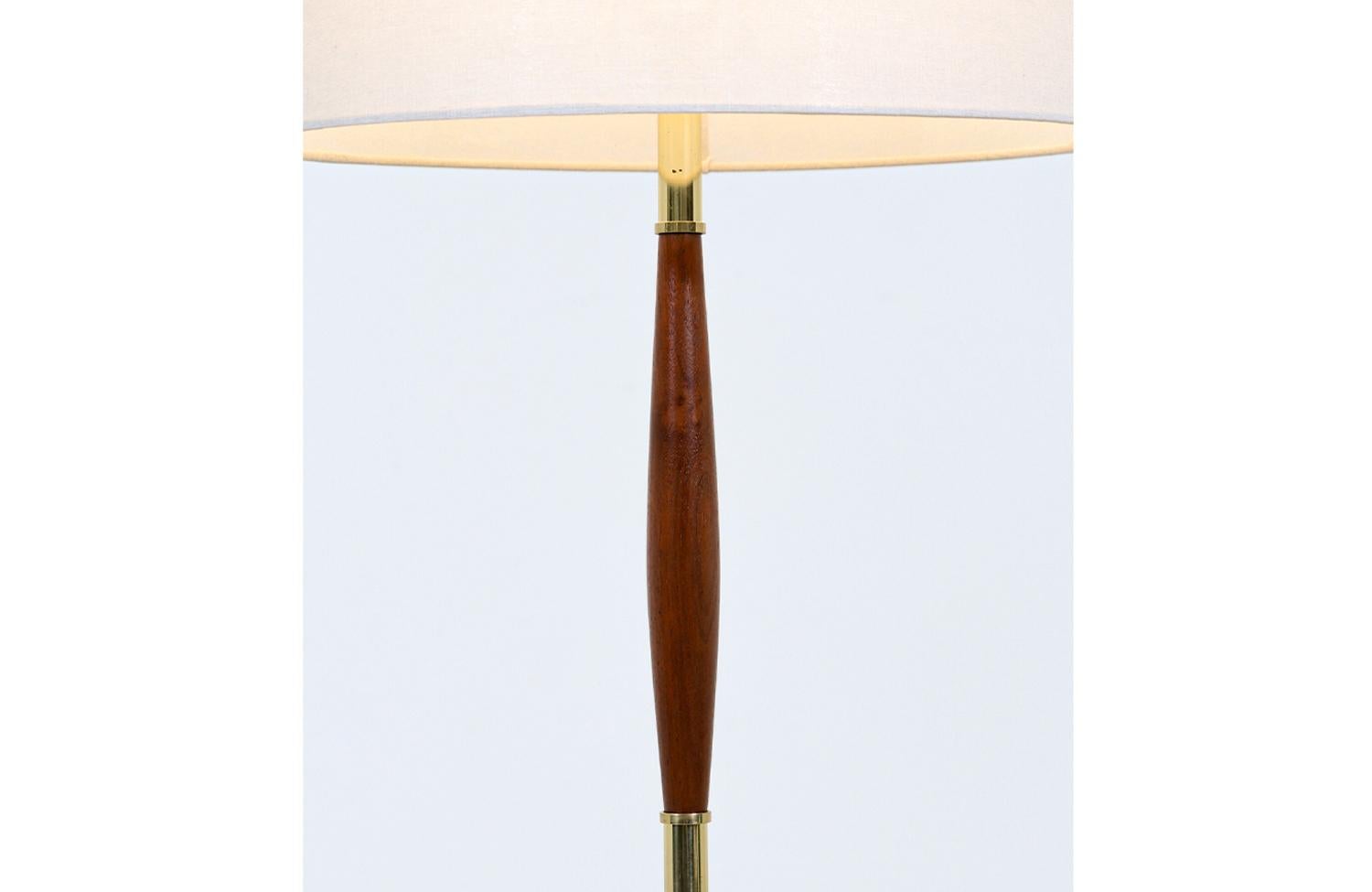 Expertly Restored - Gerald Thurston Brass Tripod Table Lamp with Walnut Accent In Excellent Condition For Sale In Los Angeles, CA