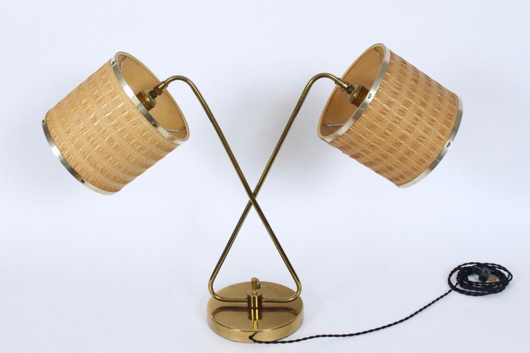 Gerald Thurston Dual Shade Brass Desk Lamp In Good Condition For Sale In Bainbridge, NY
