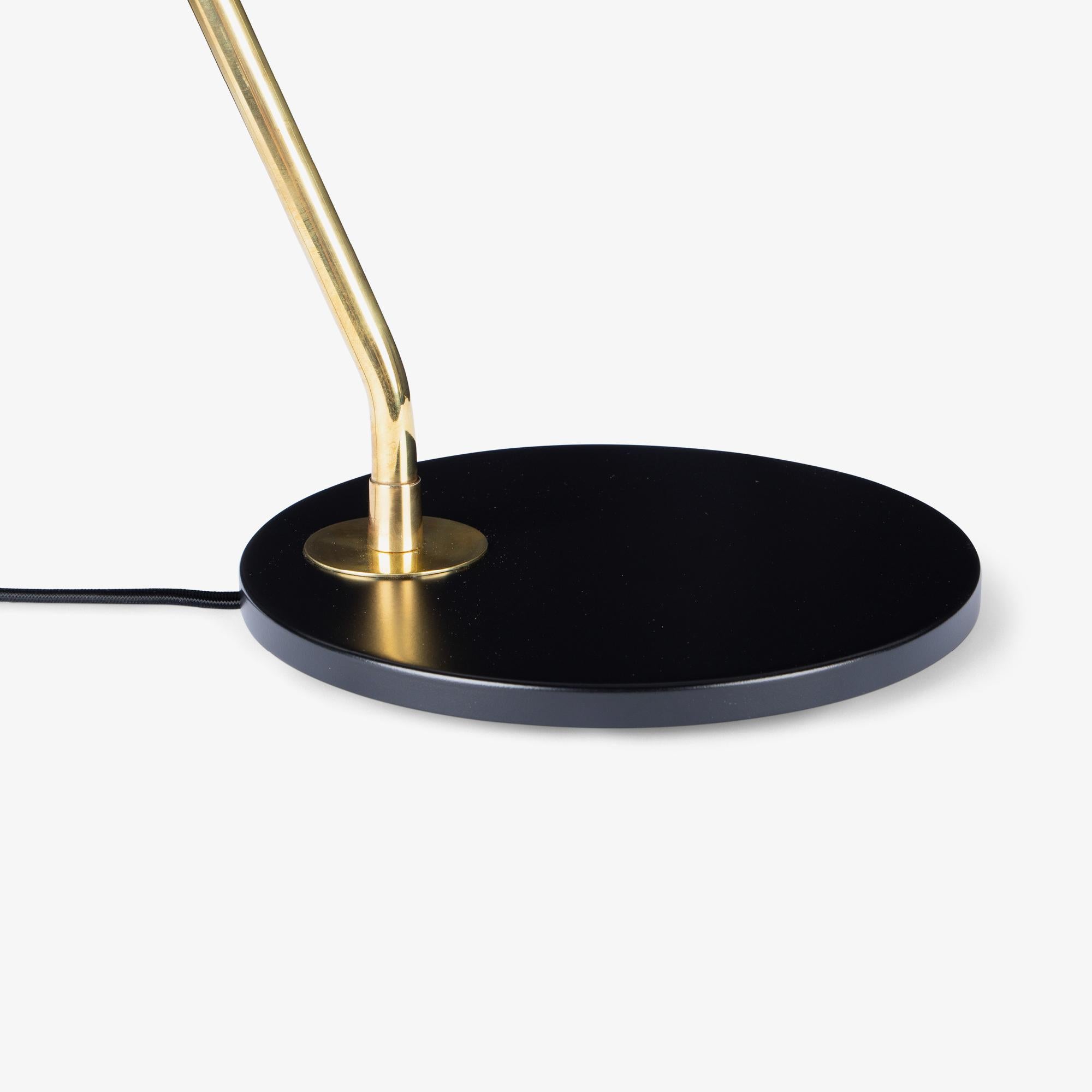 Gerald Thurston for Lightolier Accent Table Lamp in Gloss Black & Polished Brass In Good Condition For Sale In Stamford, CT