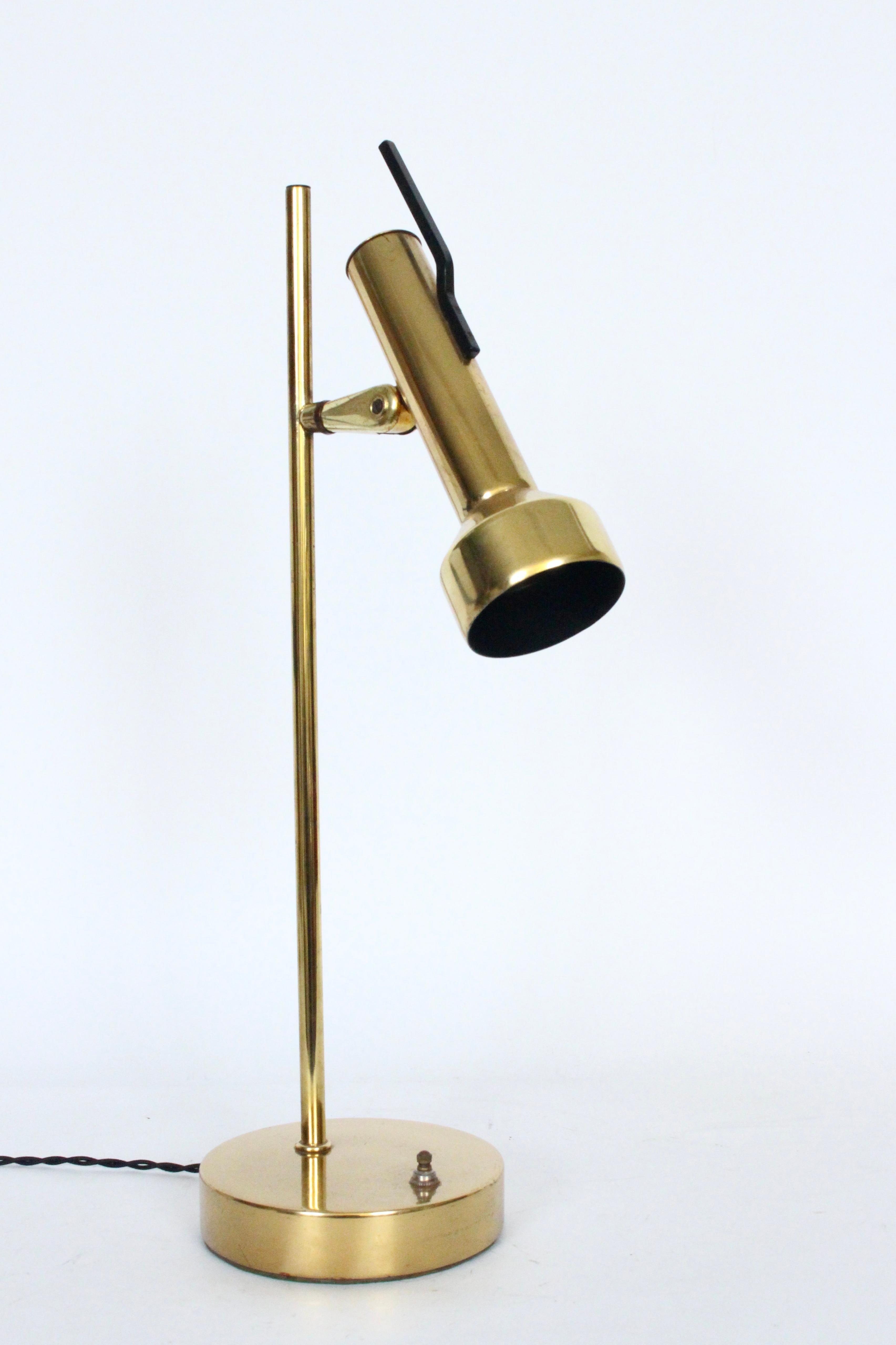 Gerald Thurston für Lightolier Style Verstellbare Schreibtischlampe aus Messing mit Schirm, 1960er Jahre (Beschichtet) im Angebot