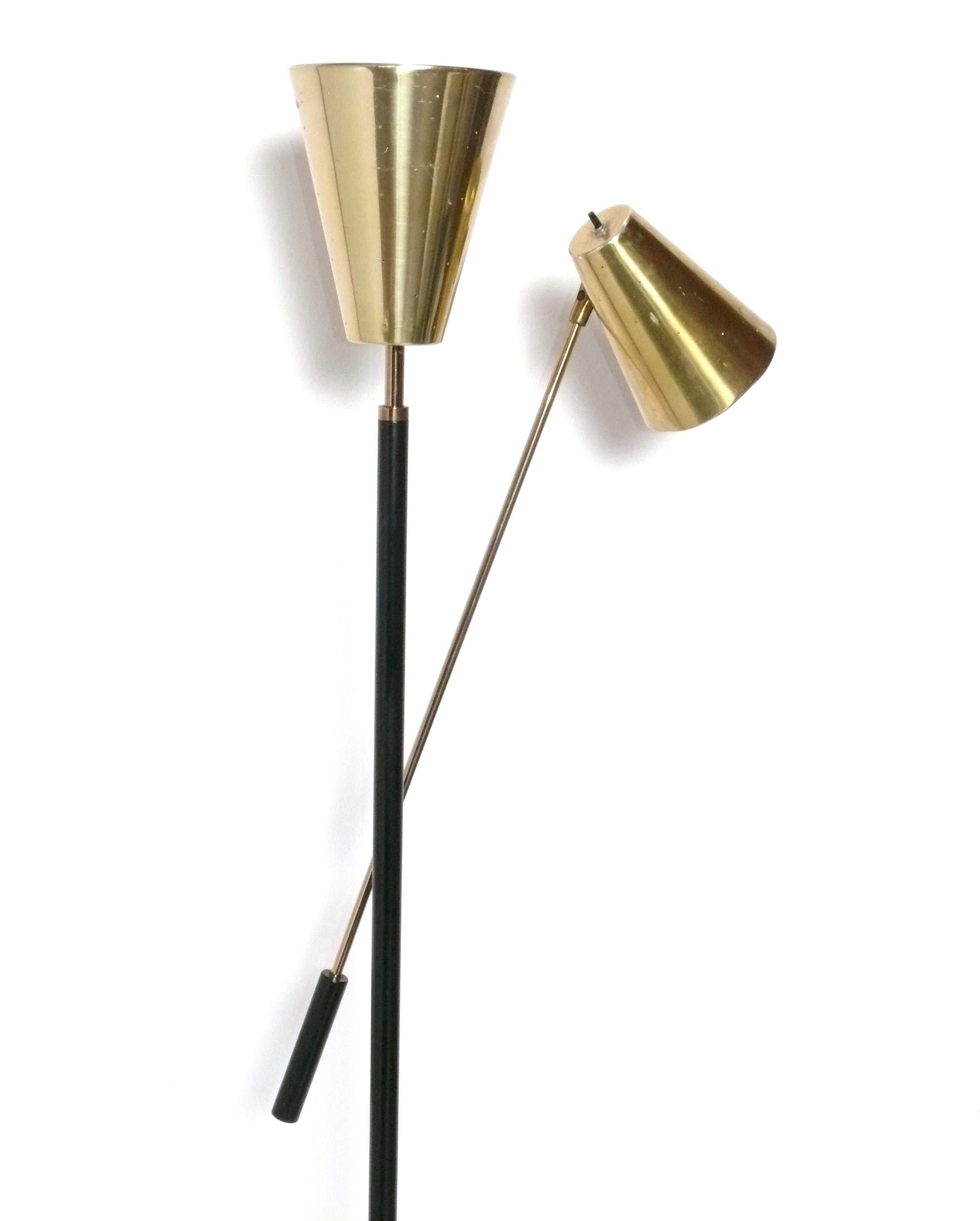 Pareja de lámparas de pie articuladas de mediados de siglo, diseñadas por Gerald Thurston para Lightolier, Estados Unidos, hacia la década de 1960. Las lámparas de pie son totalmente ajustables, con la pantalla central regulable desde una altura