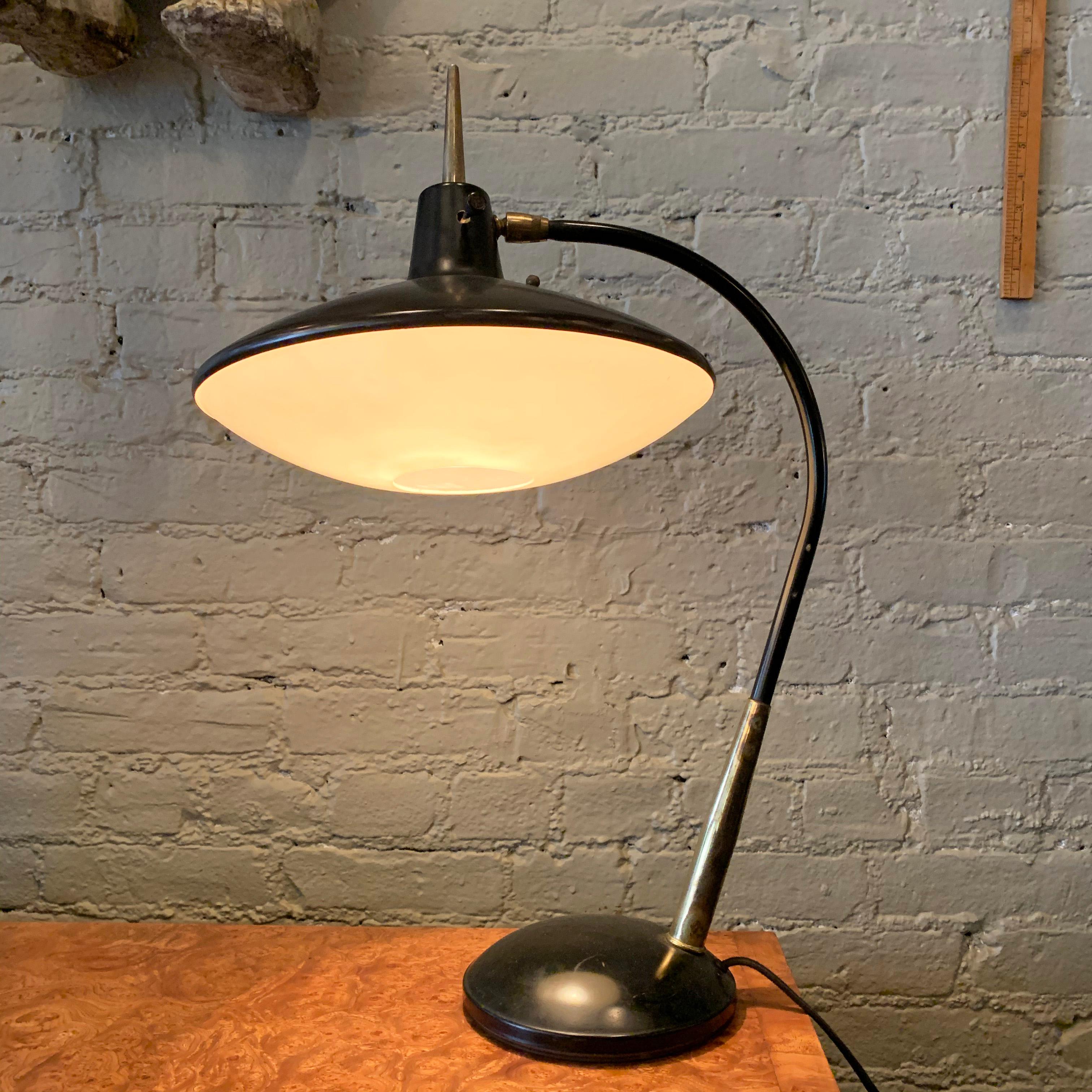 Gerald Thurston for Lightolier Articulating Desk Lamp In Good Condition In Brooklyn, NY