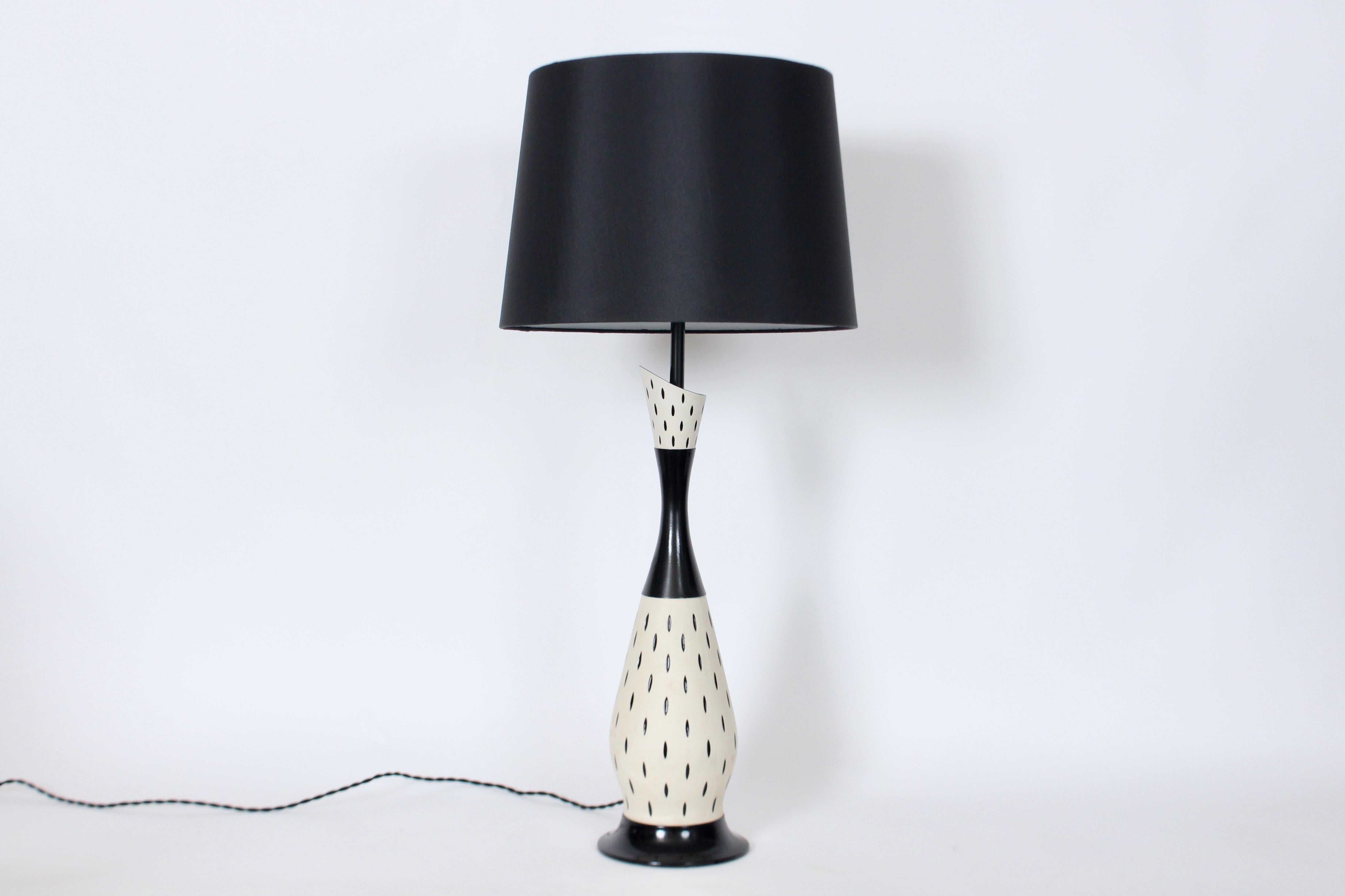 Gerald Thurston per Lightolier Lampada da tavolo in ceramica incisa in bianco e nero. Corpo in Bisque Off White opaco (5,5D), decorazione oviforme smaltata in nero, vita, parte superiore e collo lucidi in nero con base svasata (6,5D). Presa