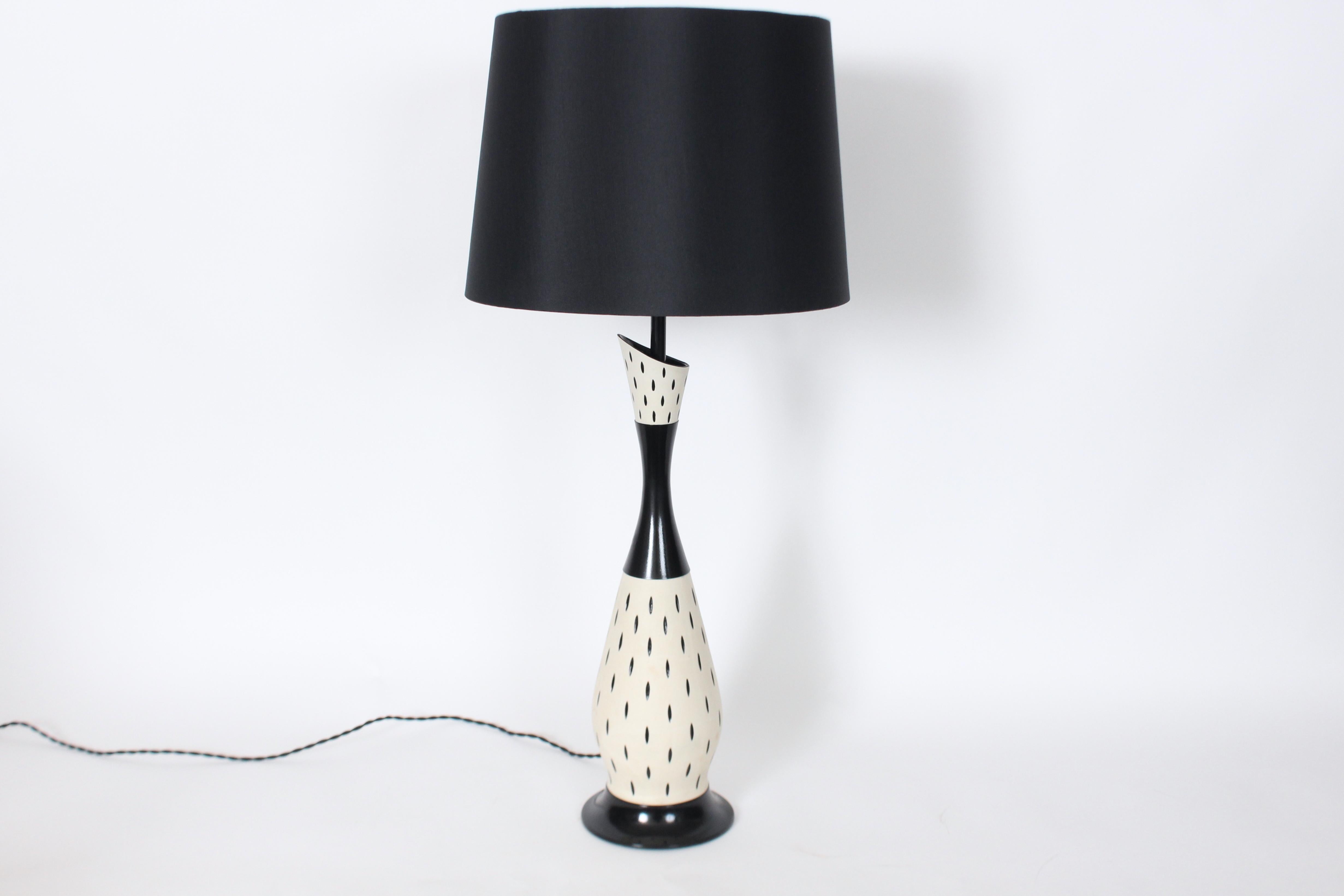 Mid-Century moderno Gerald Thurston per Lightolier Lampada da tavolo in ceramica di Bisque ed Eliptical Black Gloss in vendita