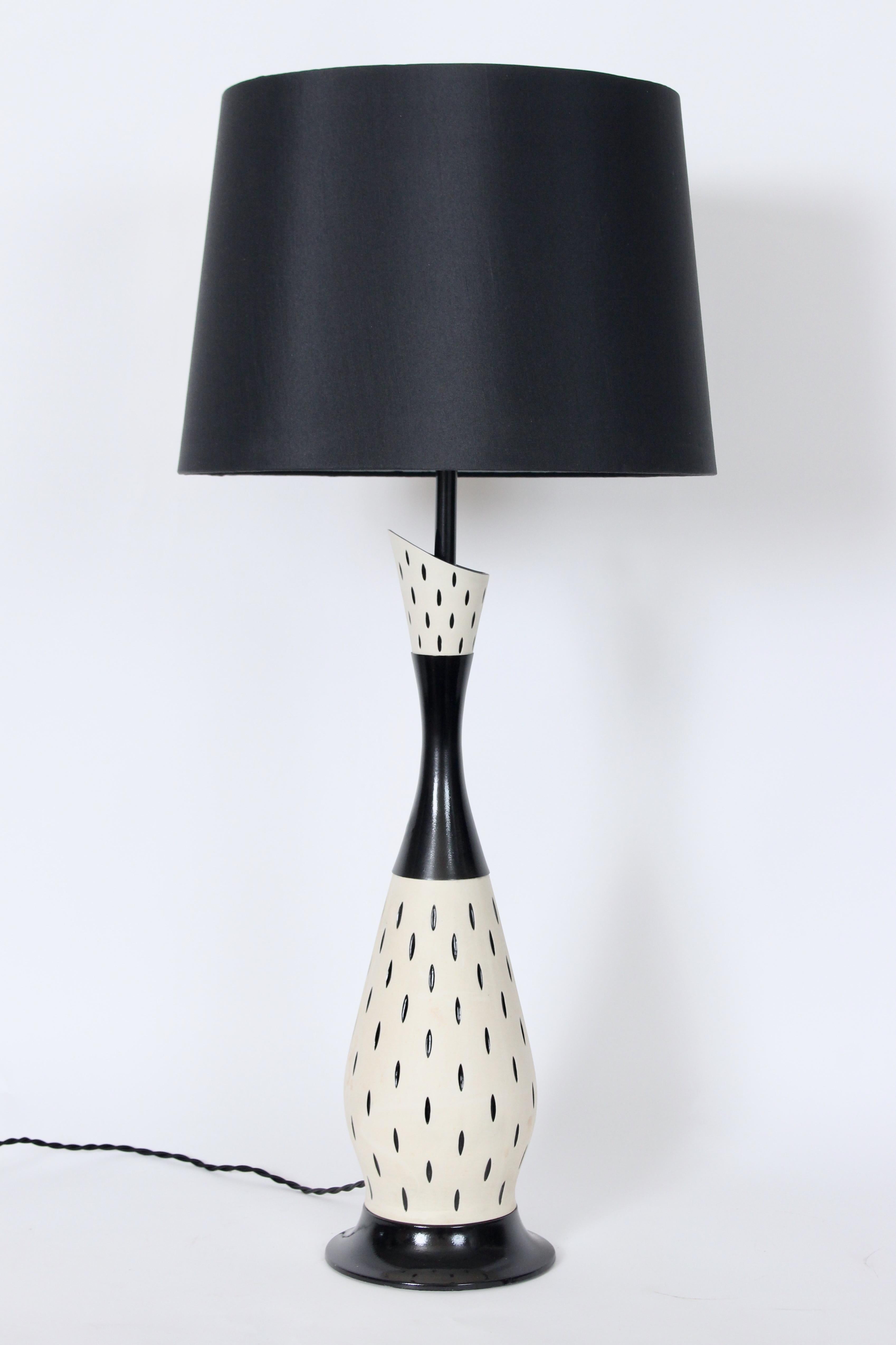Gerald Thurston per Lightolier Lampada da tavolo in ceramica di Bisque ed Eliptical Black Gloss in vendita 1