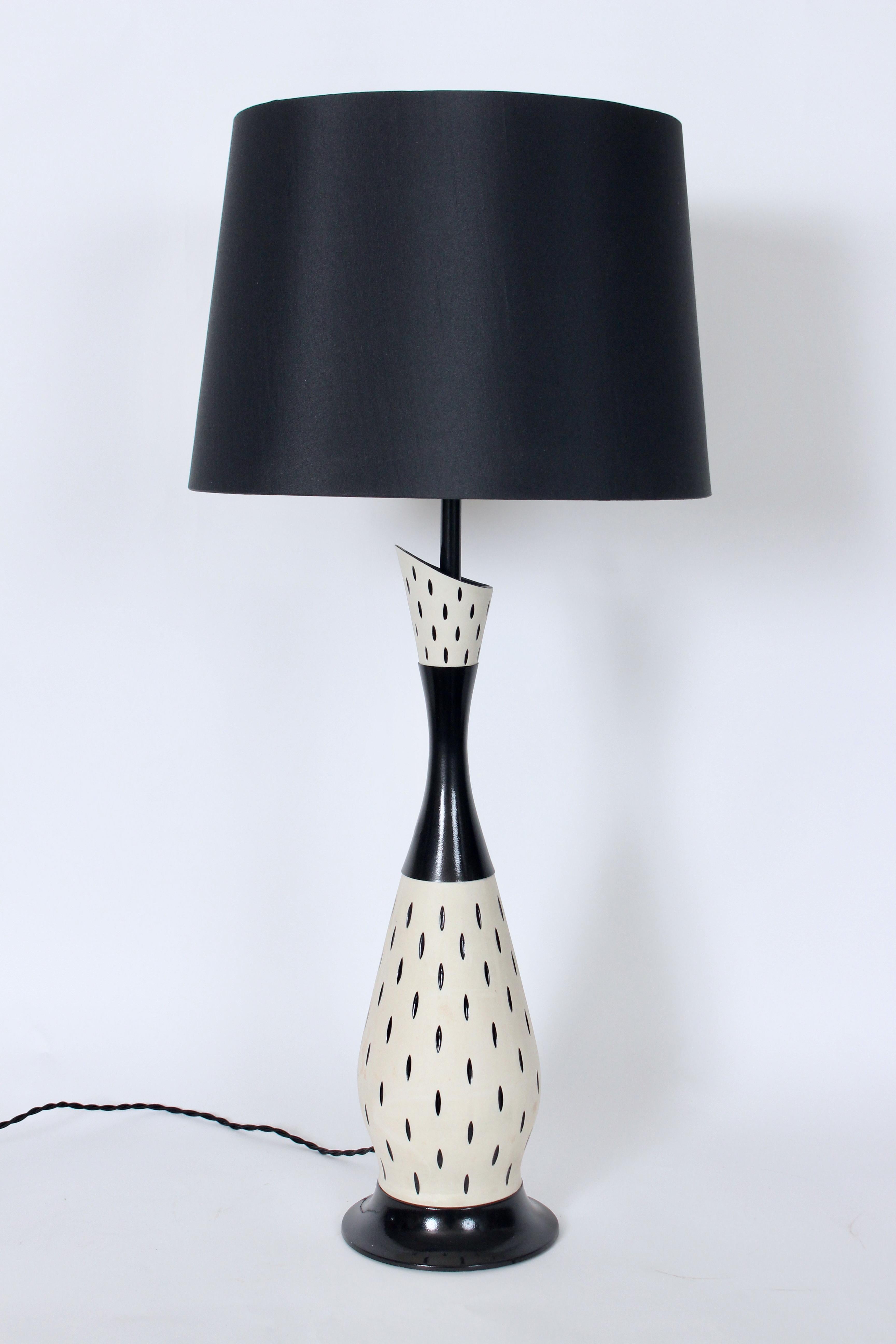Gerald Thurston per Lightolier Lampada da tavolo in ceramica di Bisque ed Eliptical Black Gloss in vendita 2
