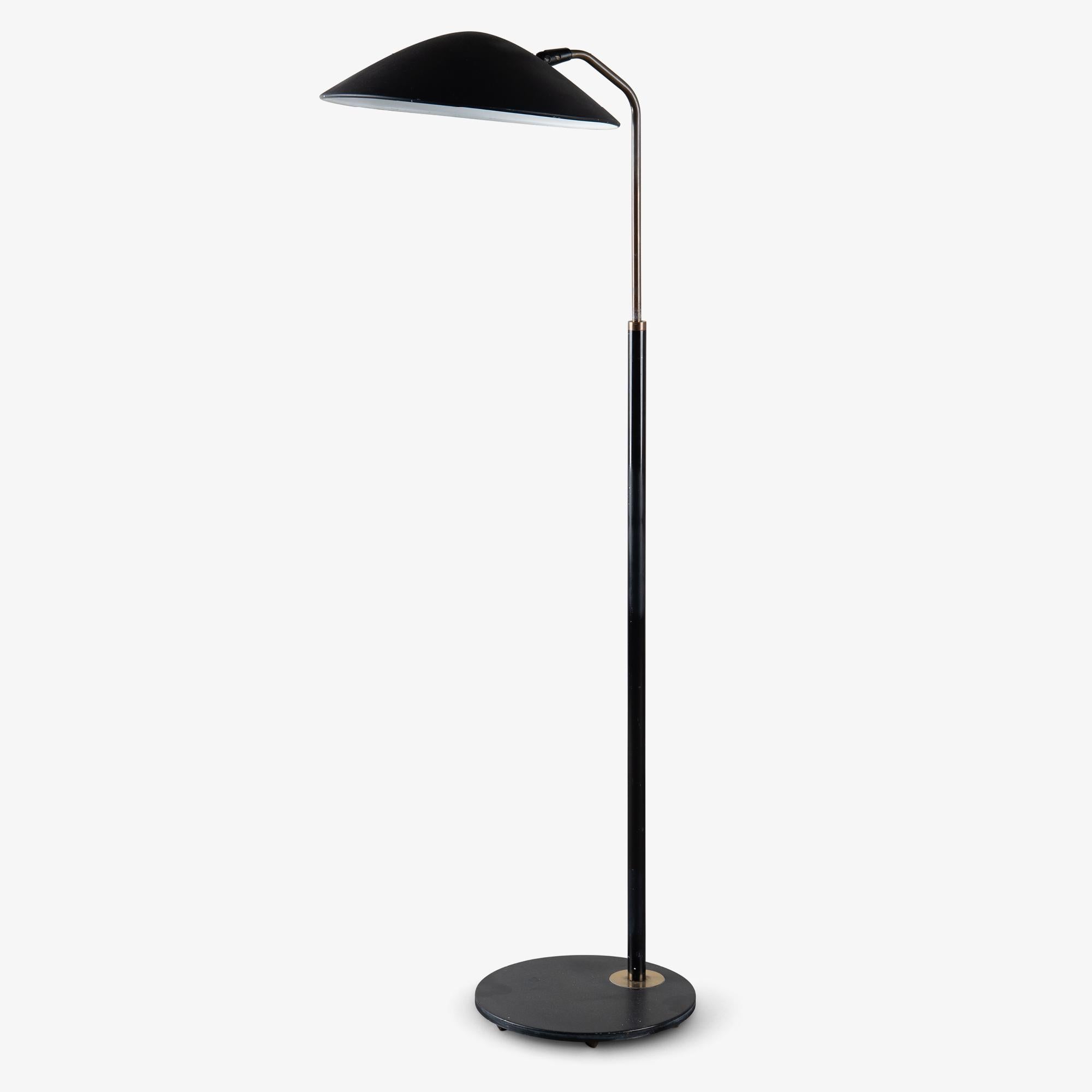 Gerald Thurston para Lightolier Lámpara de pie regulable en negro y latón Moderno de mediados de siglo en venta