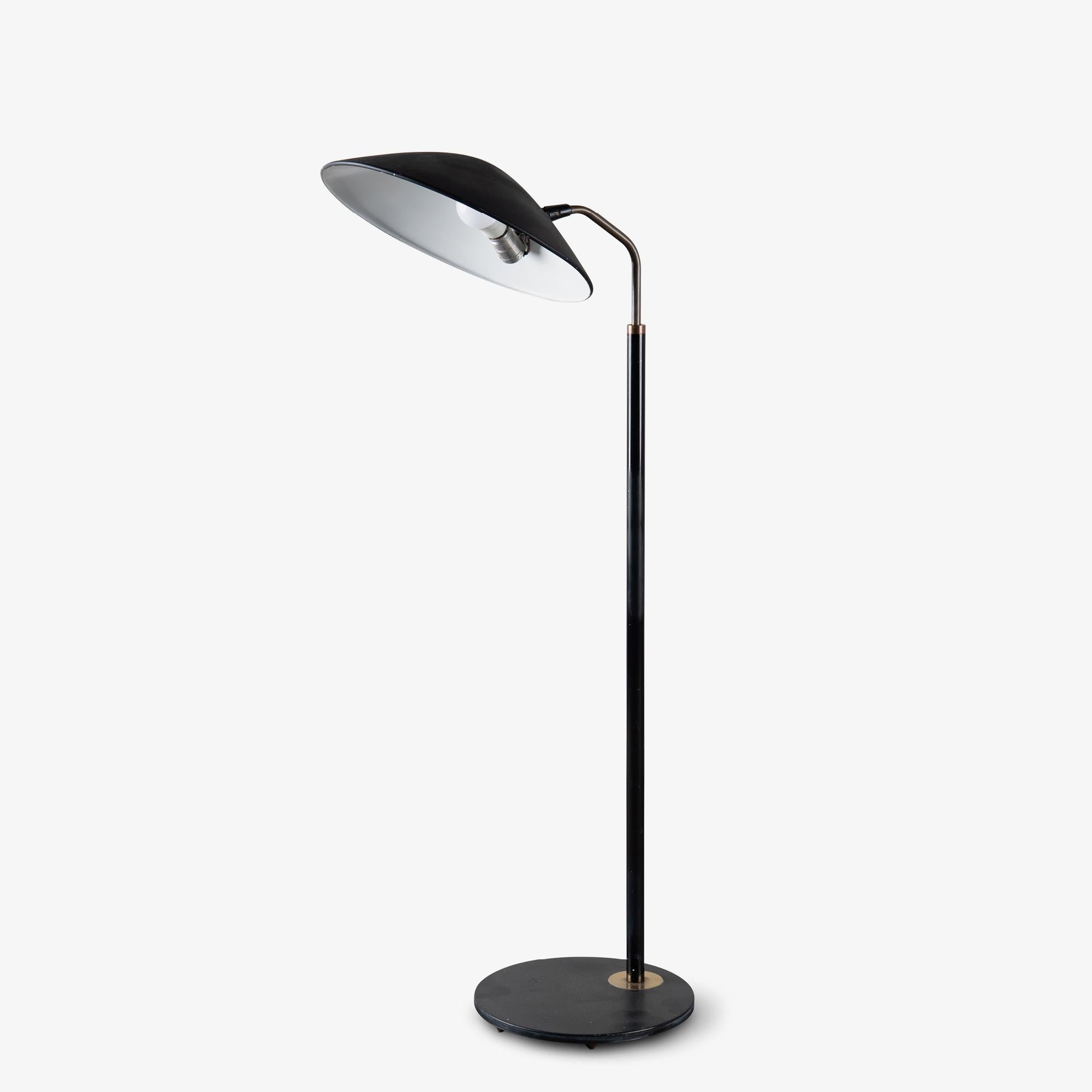 Gerald Thurston para Lightolier Lámpara de pie regulable en negro y latón Estadounidense en venta