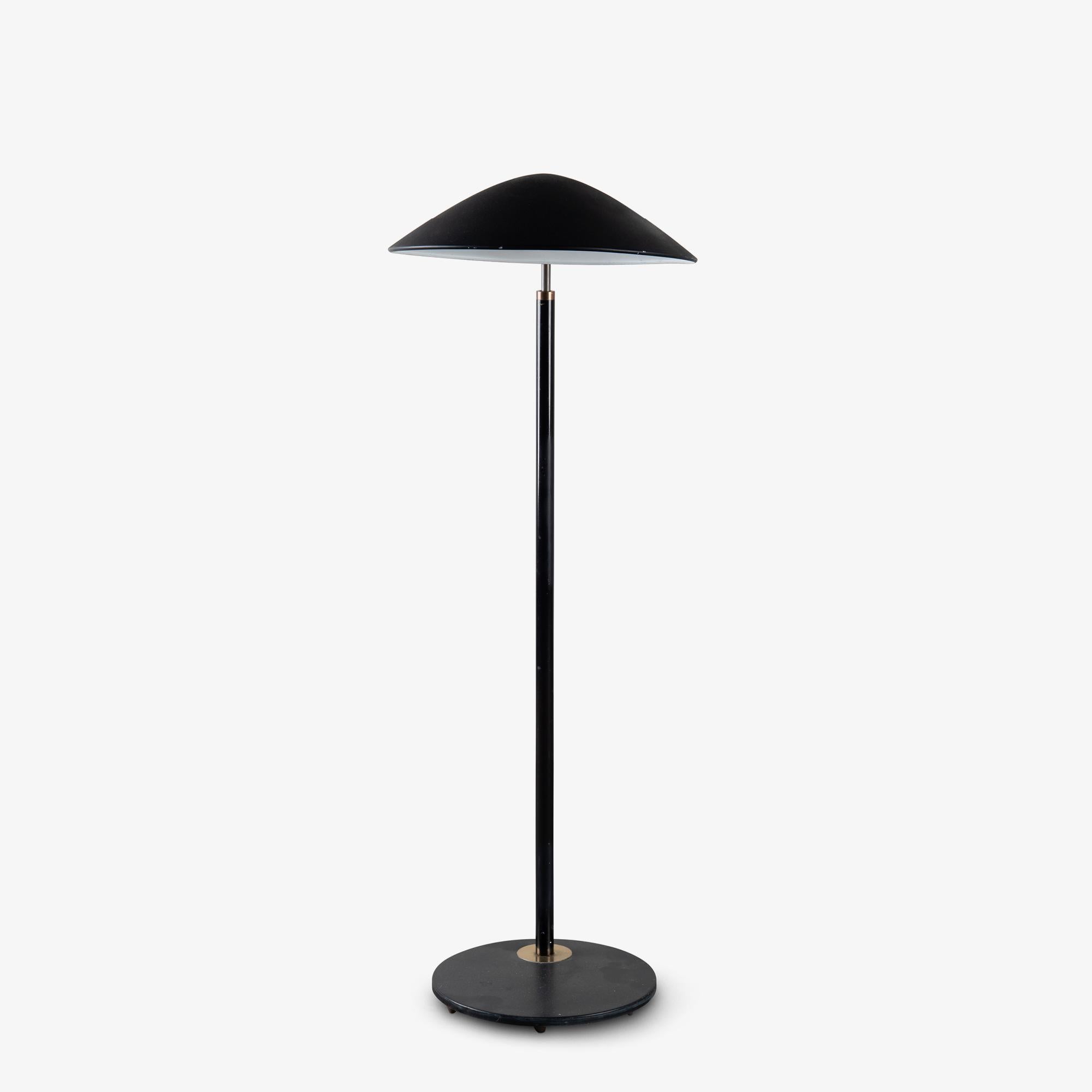 Gerald Thurston para Lightolier Lámpara de pie regulable en negro y latón en Bueno estado para la venta en Stamford, CT