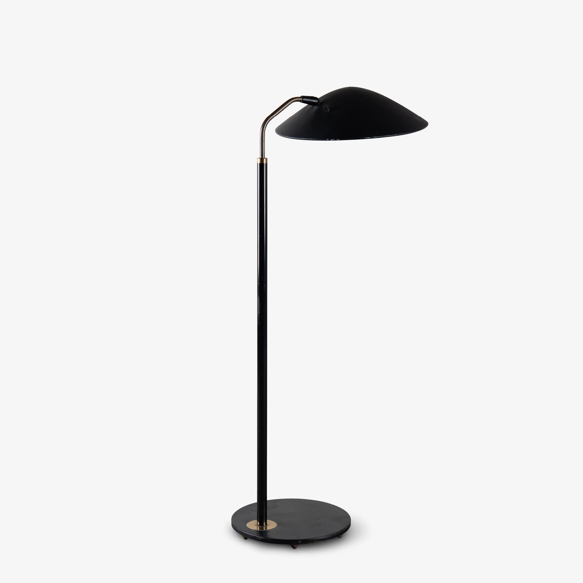 Gerald Thurston para Lightolier Lámpara de pie regulable en negro y latón mediados del siglo XX en venta