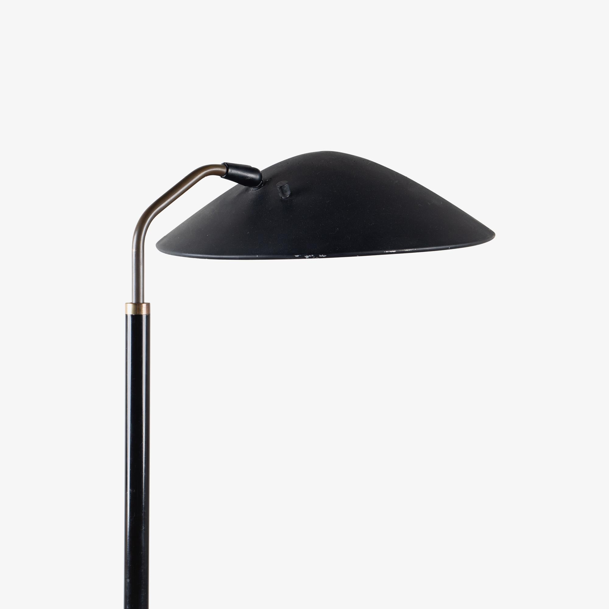 Gerald Thurston para Lightolier Lámpara de pie regulable en negro y latón Metal en venta