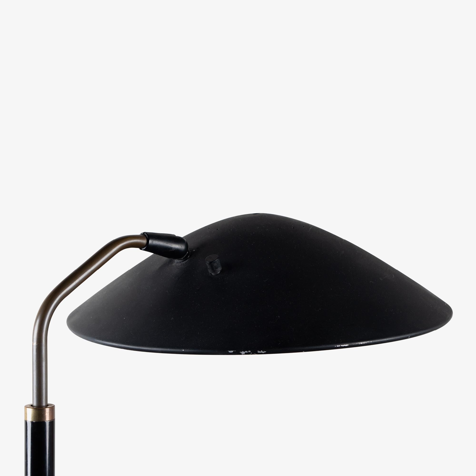 Gerald Thurston para Lightolier Lámpara de pie regulable en negro y latón en venta 1